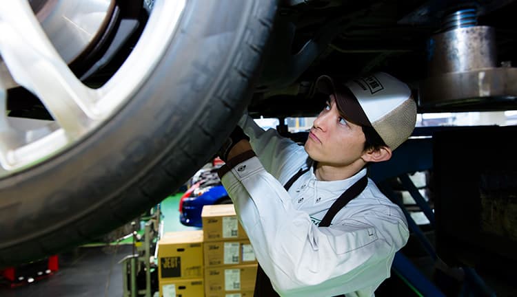 自動車のメンテナンスをする整備士の男性｜タイヤ館