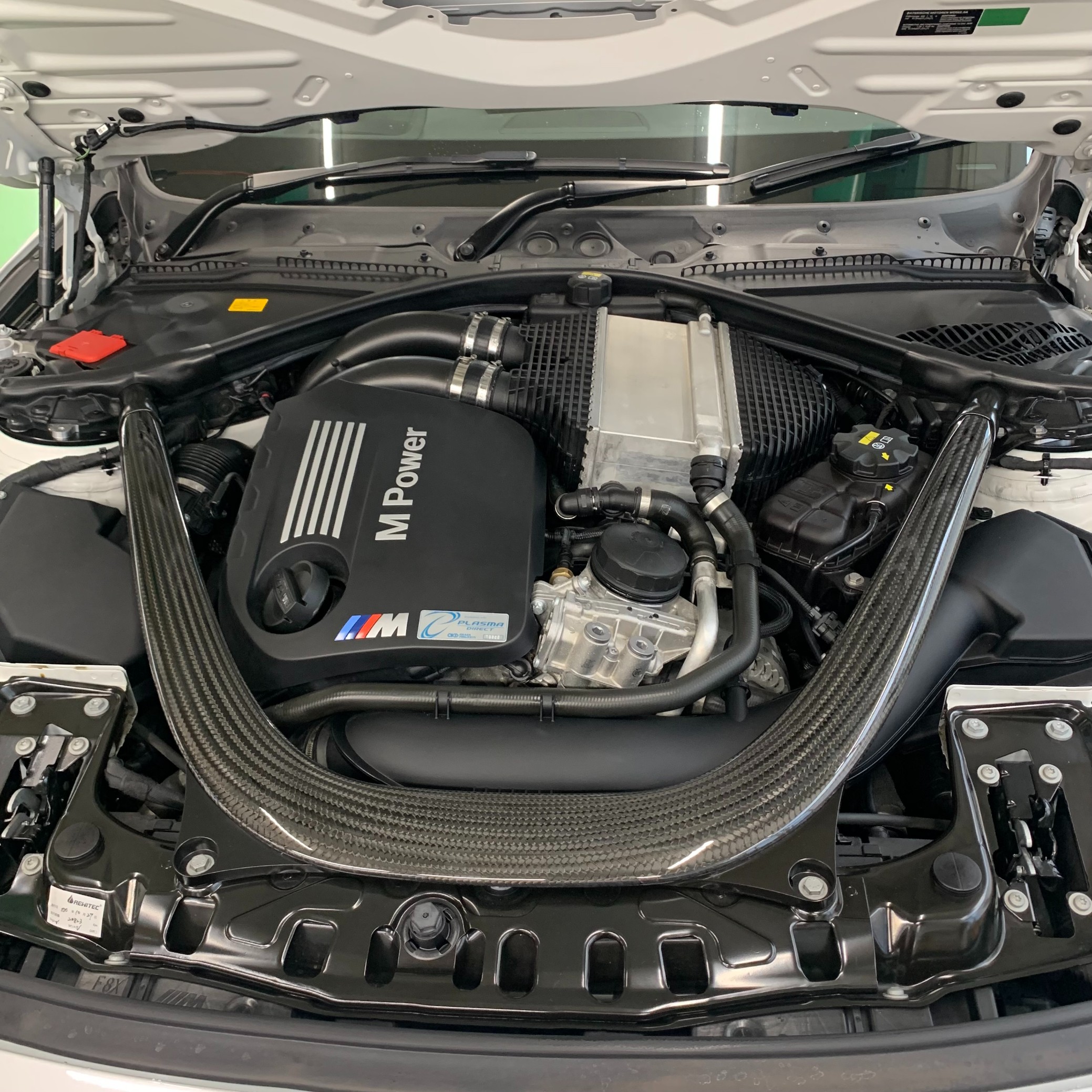 BMW M4 (F82) ニューテックオイルでエンジンオイル交換 | BMW M4 メンテナンス商品 | サービス事例 | タイヤ館 北山 |  京都府・滋賀県のタイヤからはじまる、トータルカーメンテナンス タイヤ館グループ