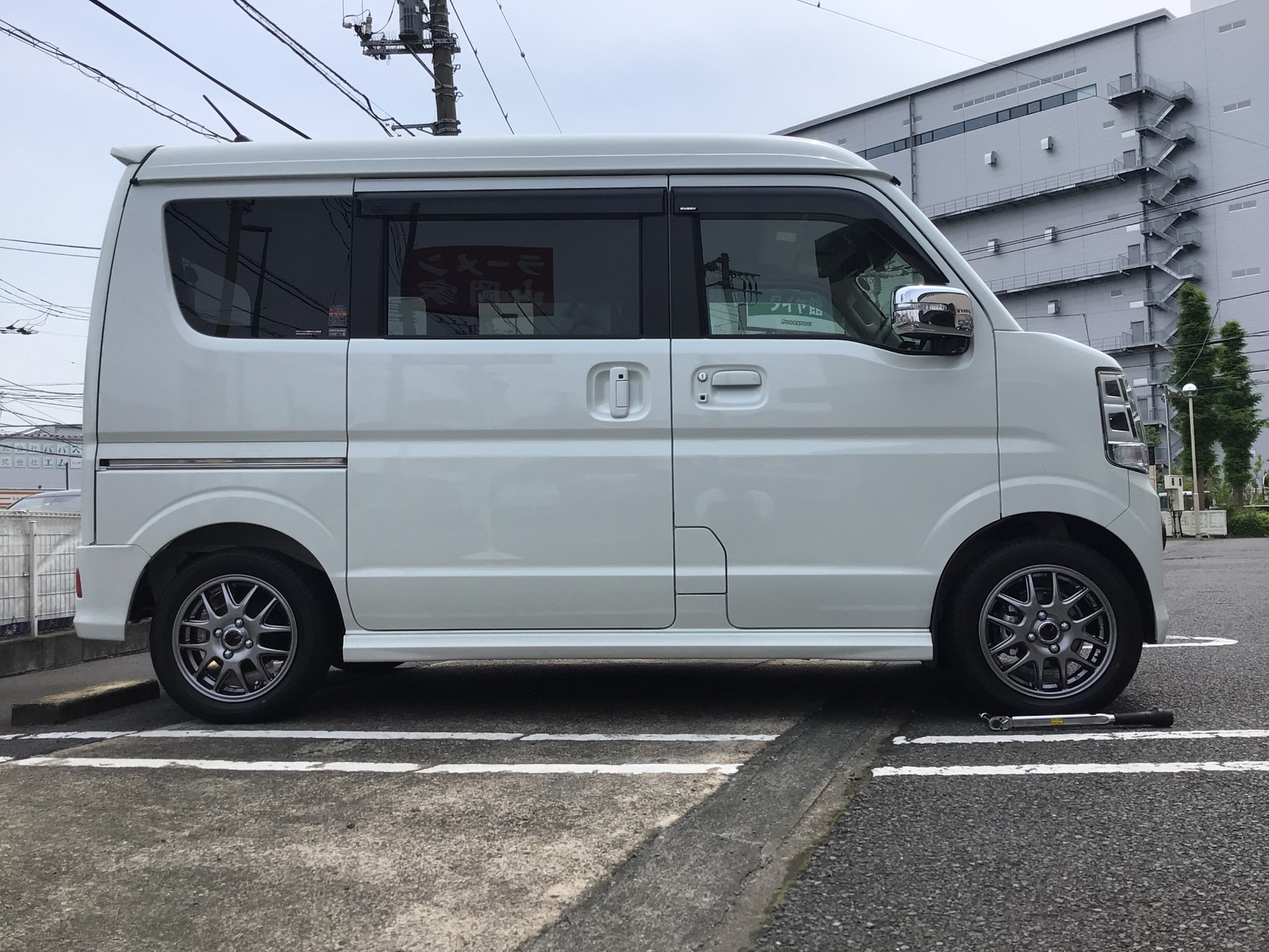 スズキ エブリイワゴン アルミホイール交換実施 (๑>◡<๑) | 店舗