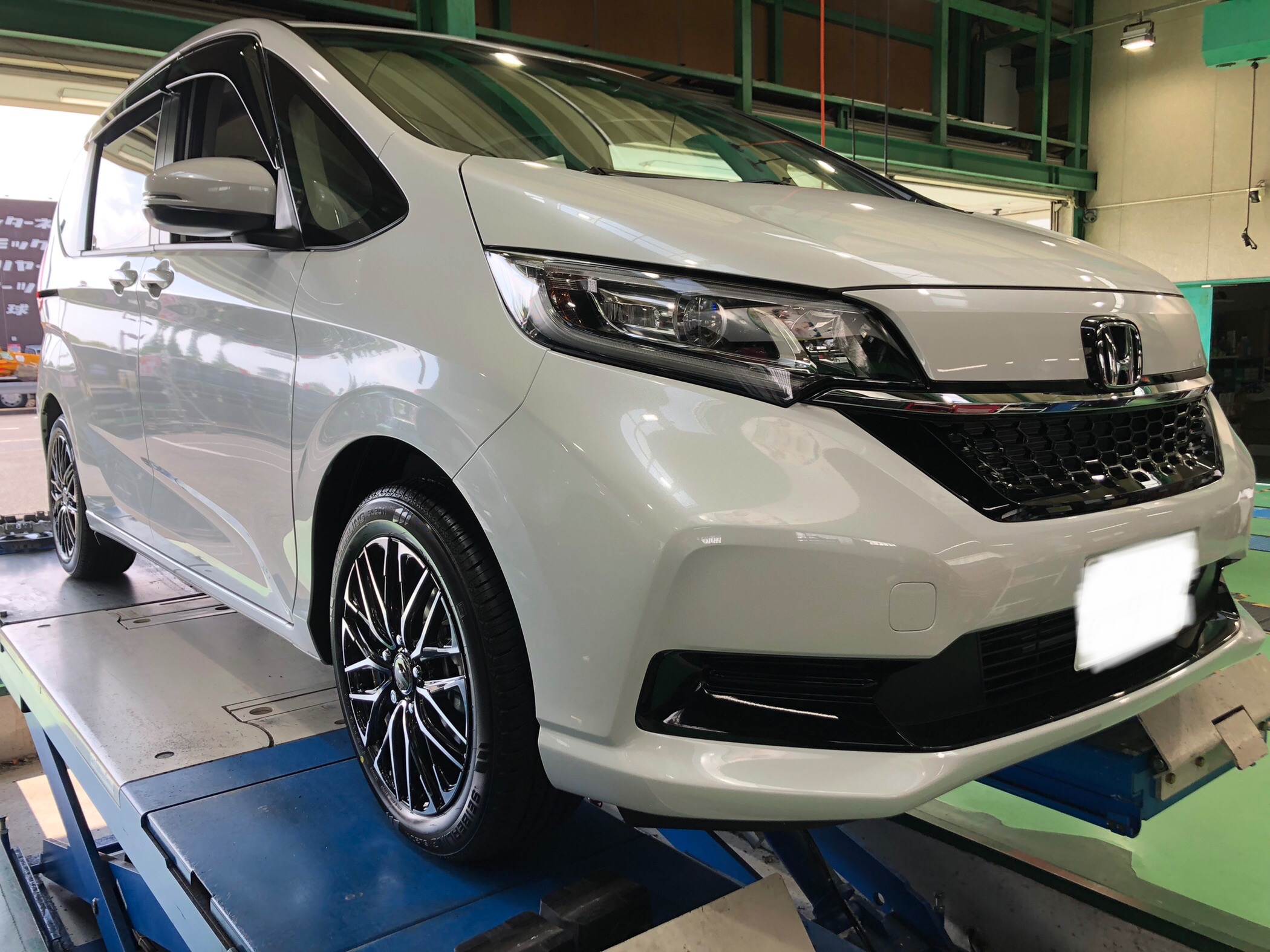 フリードにWeds LEONIS SK PBMCカラー16インチ取り付け〜♪ | 店舗お