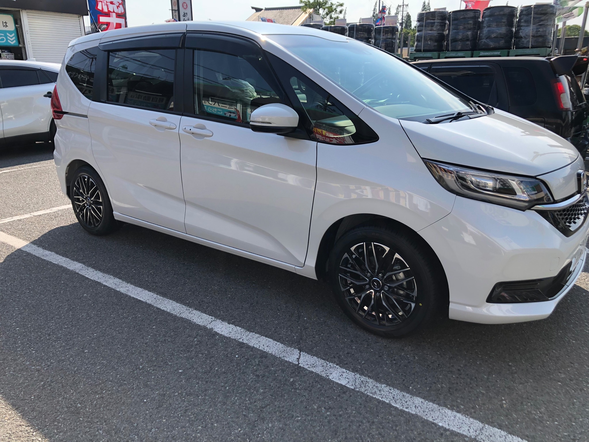 フリードにWeds LEONIS SK PBMCカラー16インチ取り付け〜♪ | 店舗お