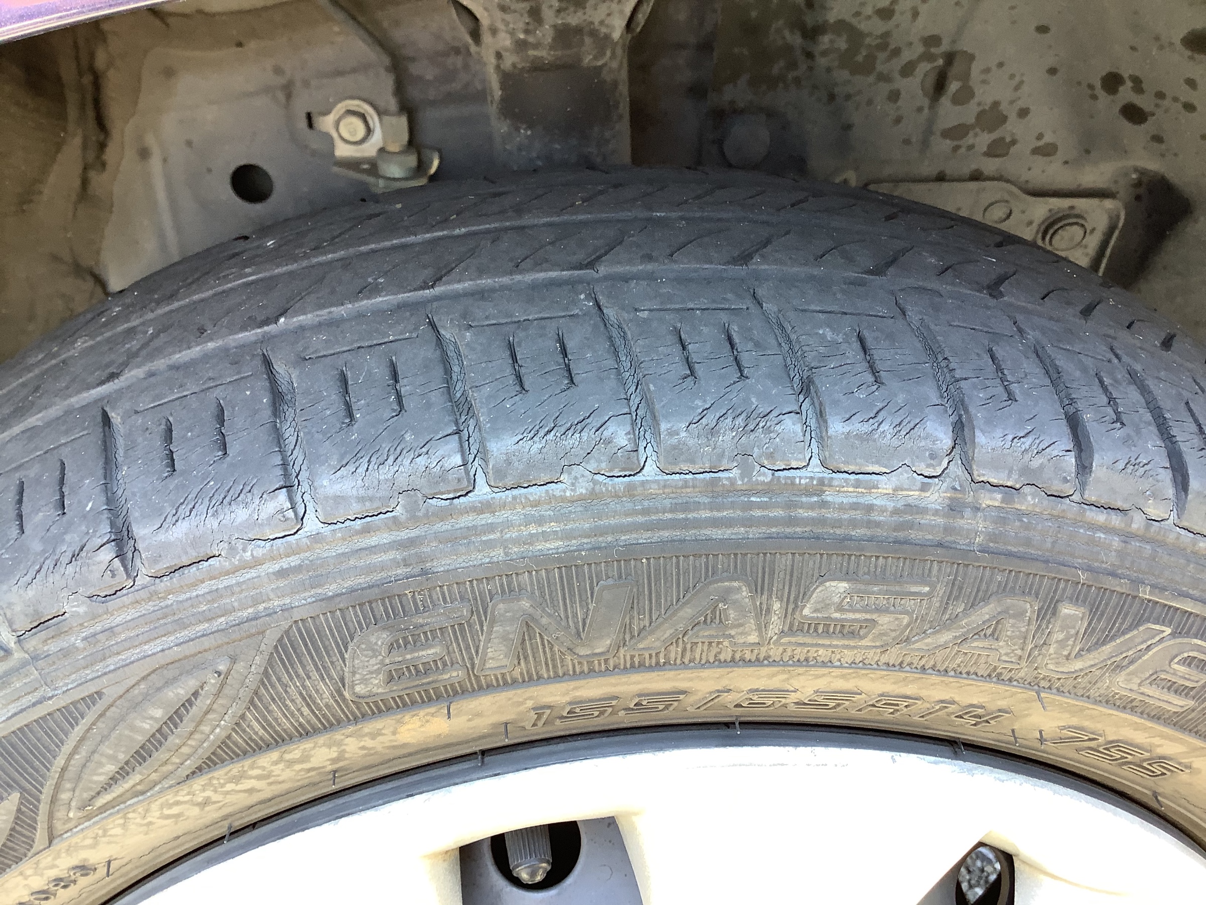 タイヤのひび割れ タイヤ スタッフ日記 タイヤ館 めじろ台 東京都のタイヤ カー用品ショップ タイヤからはじまる トータルカーメンテナンス タイヤ館グループ