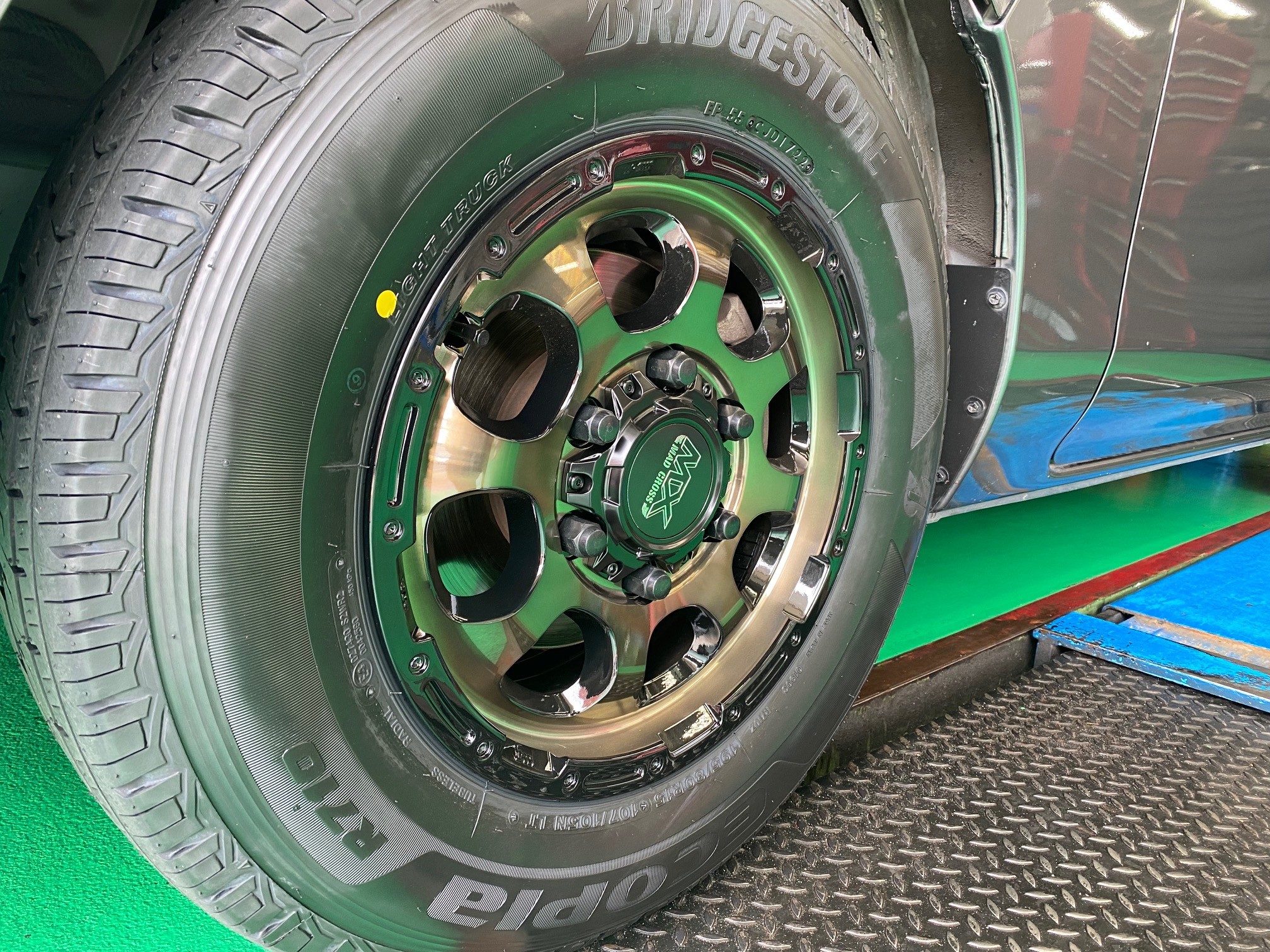 キャラバン(E25) 15インチ アルミホイール&タイヤセット 取付 キャラバン(E25) 15インチ アルミホイール&タイヤセット 取付