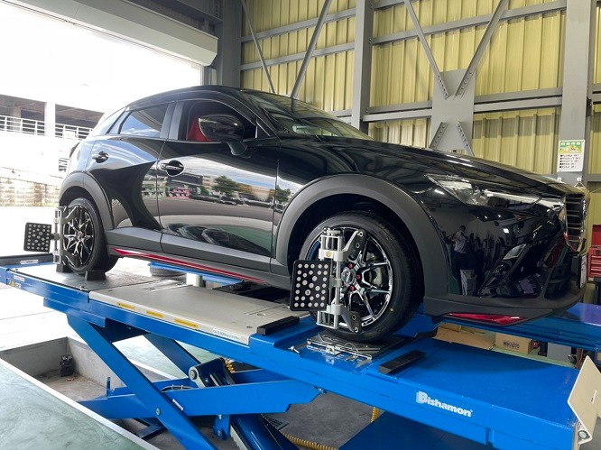 黒光りの存在感 VERSUS VV21S ジェットブラックカラー 射し色レッド