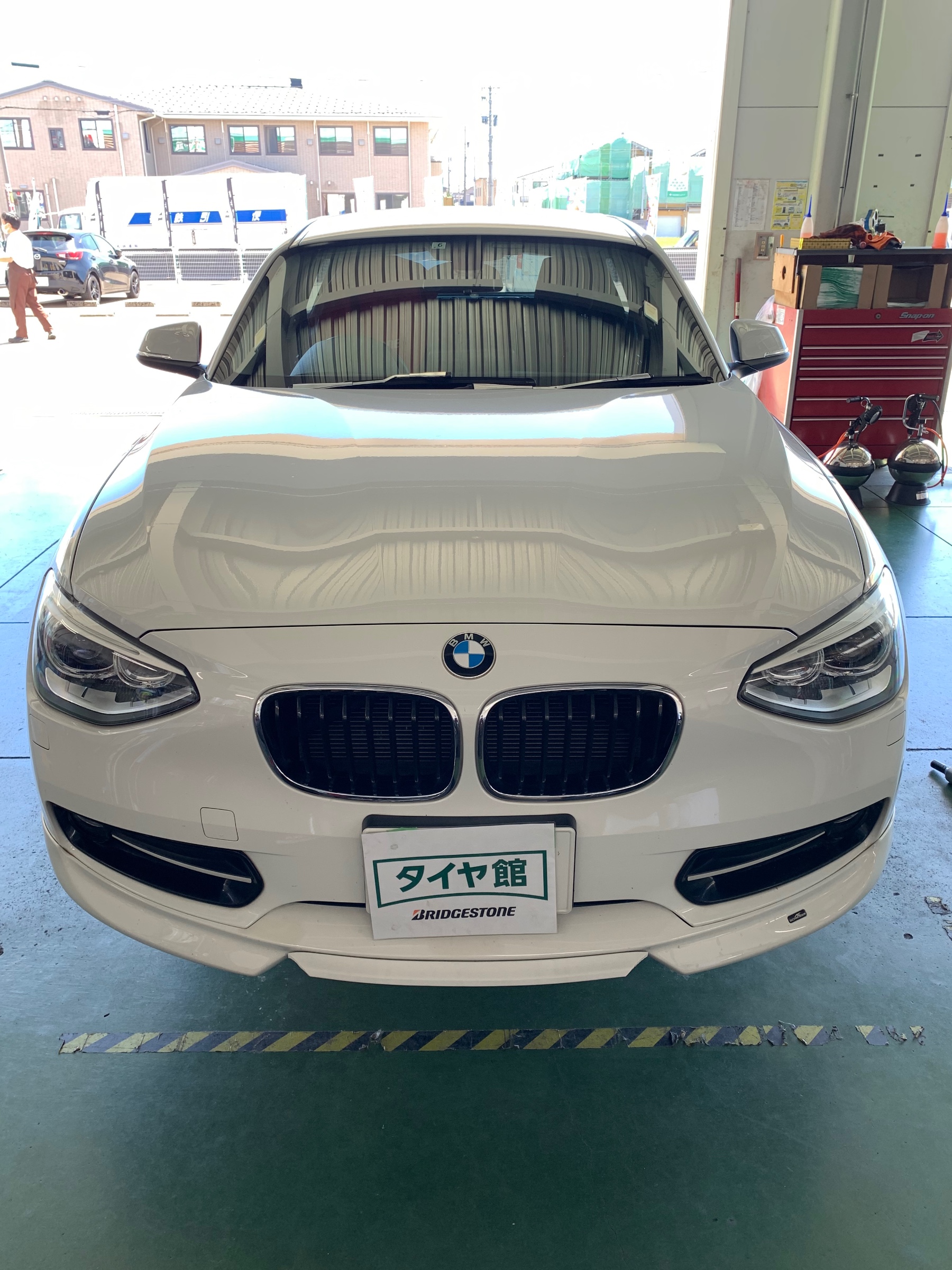 Bmw 1シリーズ タイヤ交換 アライメント調整 Bmw 1シリーズ 作業紹介 タイヤ館 金沢西 石川県 福井県のタイヤ カー用品ショップ タイヤからはじまる トータルカーメンテナンス タイヤ館グループ