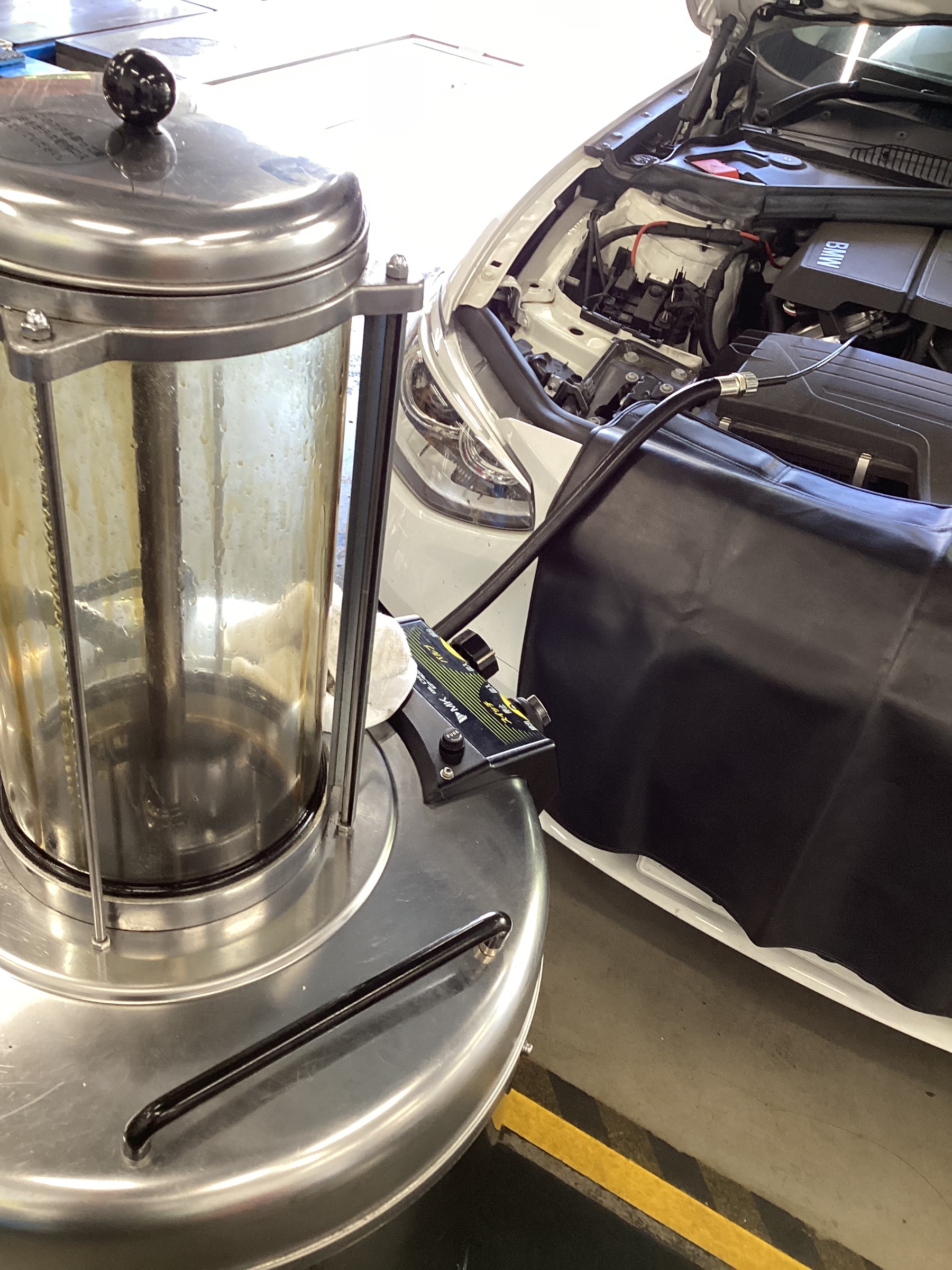 BMW 1シリーズ オイル交換 BMW 1シリーズ メンテナンス商品 オイル関連 > エンジンオイル交換 サービス事例 タイヤ館