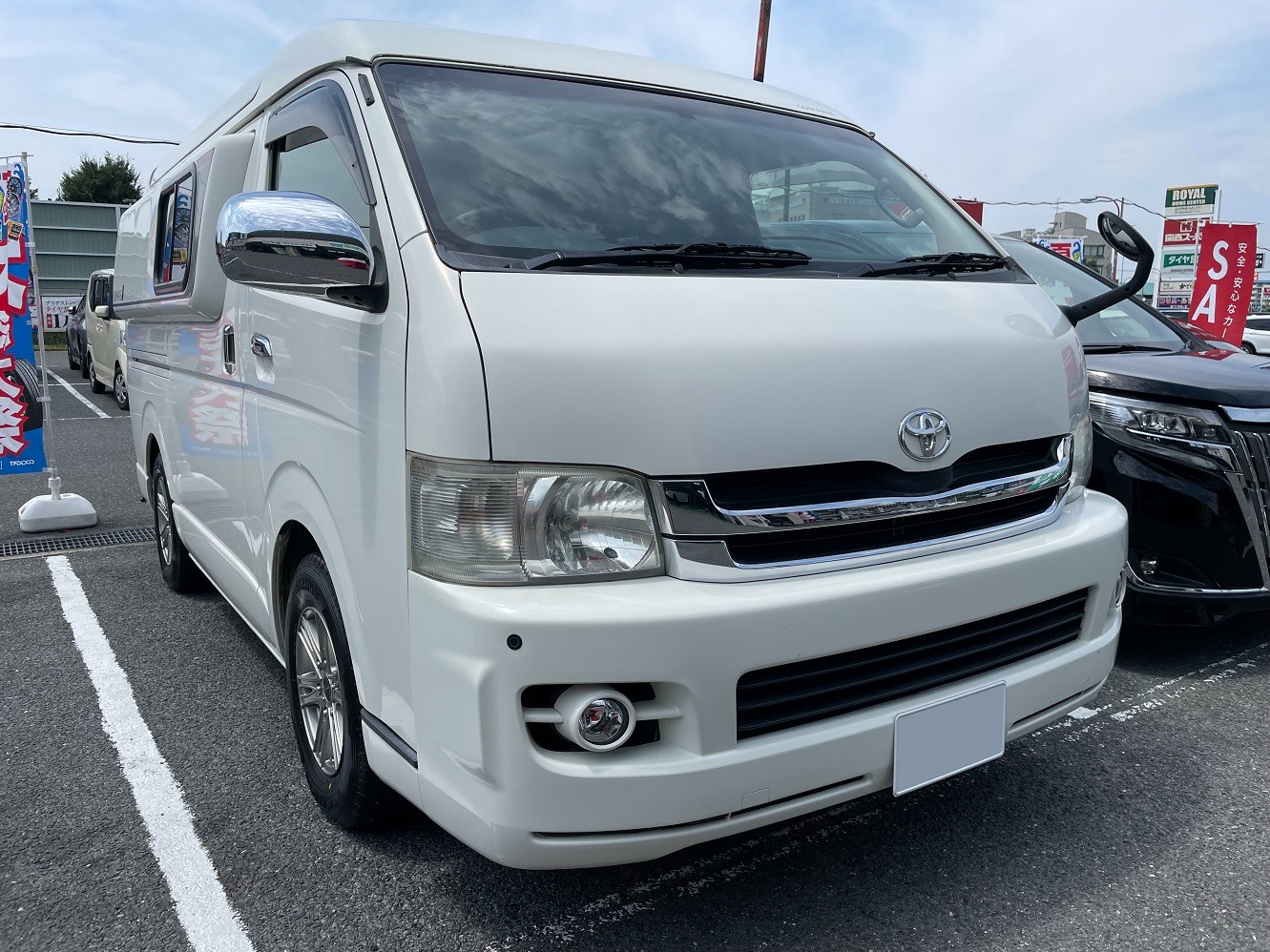 トヨタ ハイエース タイヤ交換 作業紹介です キャンピングカーもお任せください トヨタ ハイエース タイヤ タイヤ ホイール関連 タイヤ ホイール交換 サービス事例 タイヤ館 河内長野 大阪府 和歌山県のタイヤからはじまる トータルカーメンテナンス