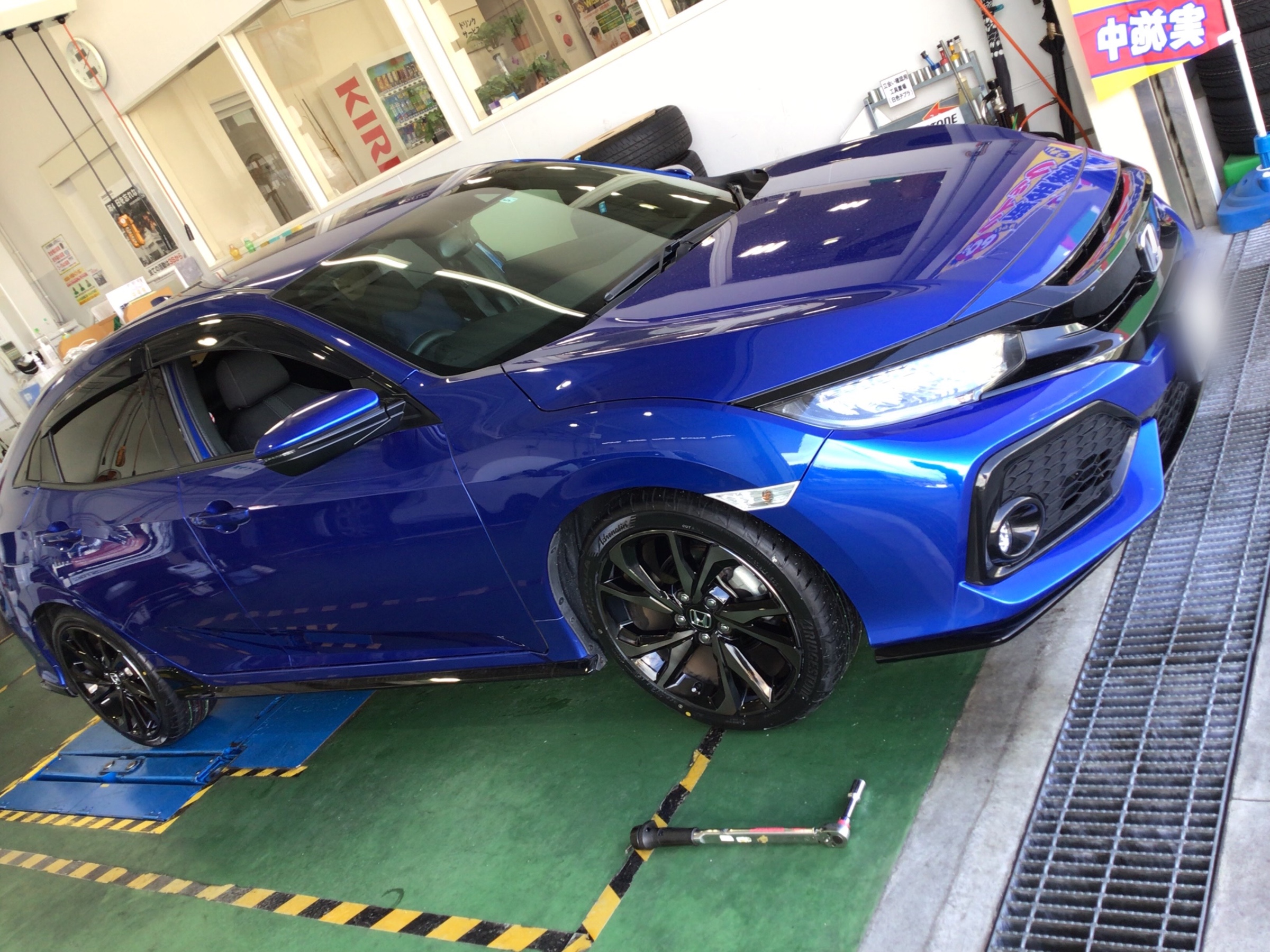 ホンダ シビック】タイヤ交換作業 | ホンダ シビック タイヤ タイヤ