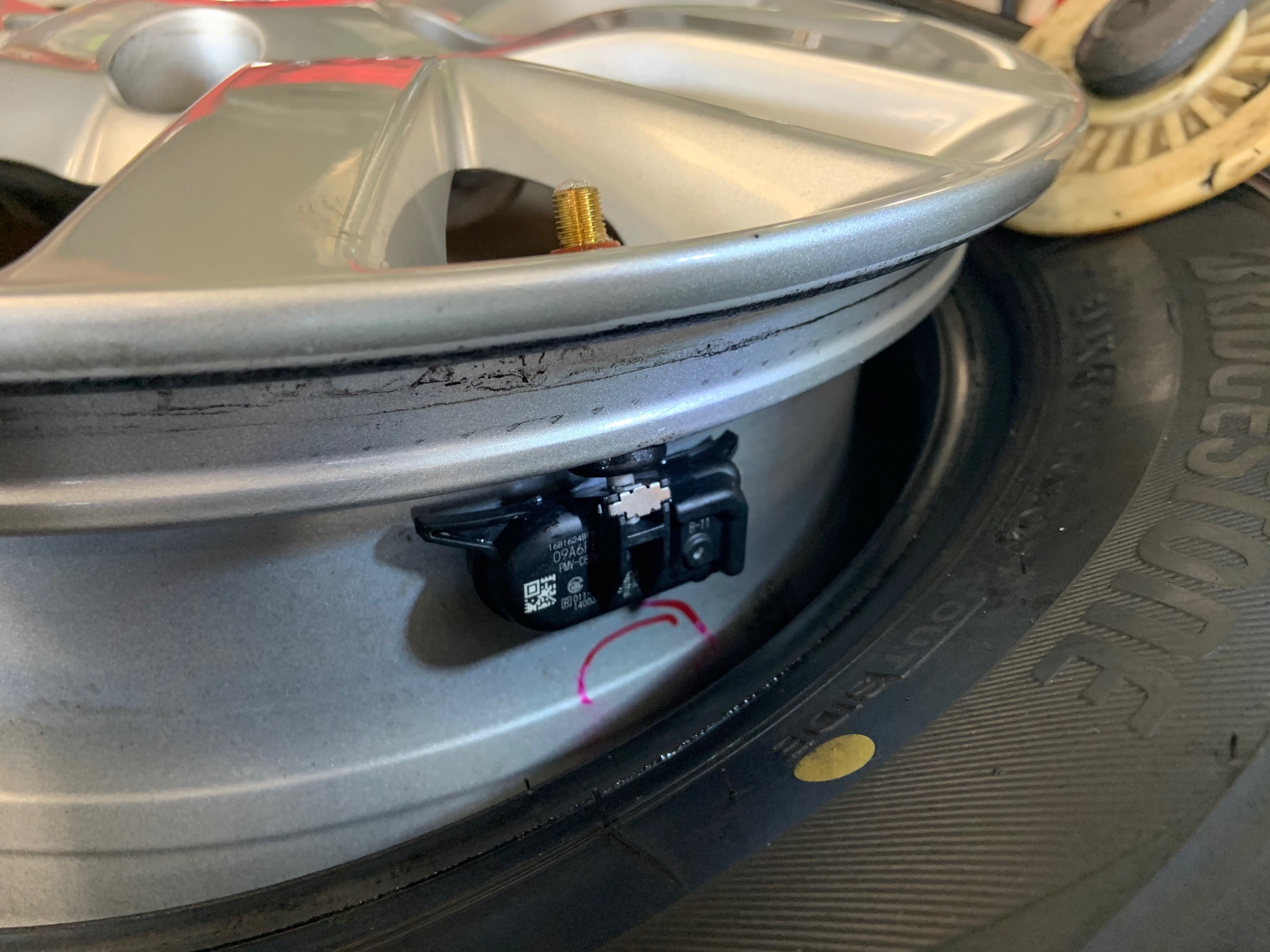 ノート Eパワー タイヤ空気圧モニタリング ｔｐｍｓ 取付 日産 ノートe Power タイヤ タイヤ ホイール関連 窒素ガス充填 サービス事例 タイヤ館 古国府 タイヤからはじまる トータルカーメンテナンス タイヤ館グループ