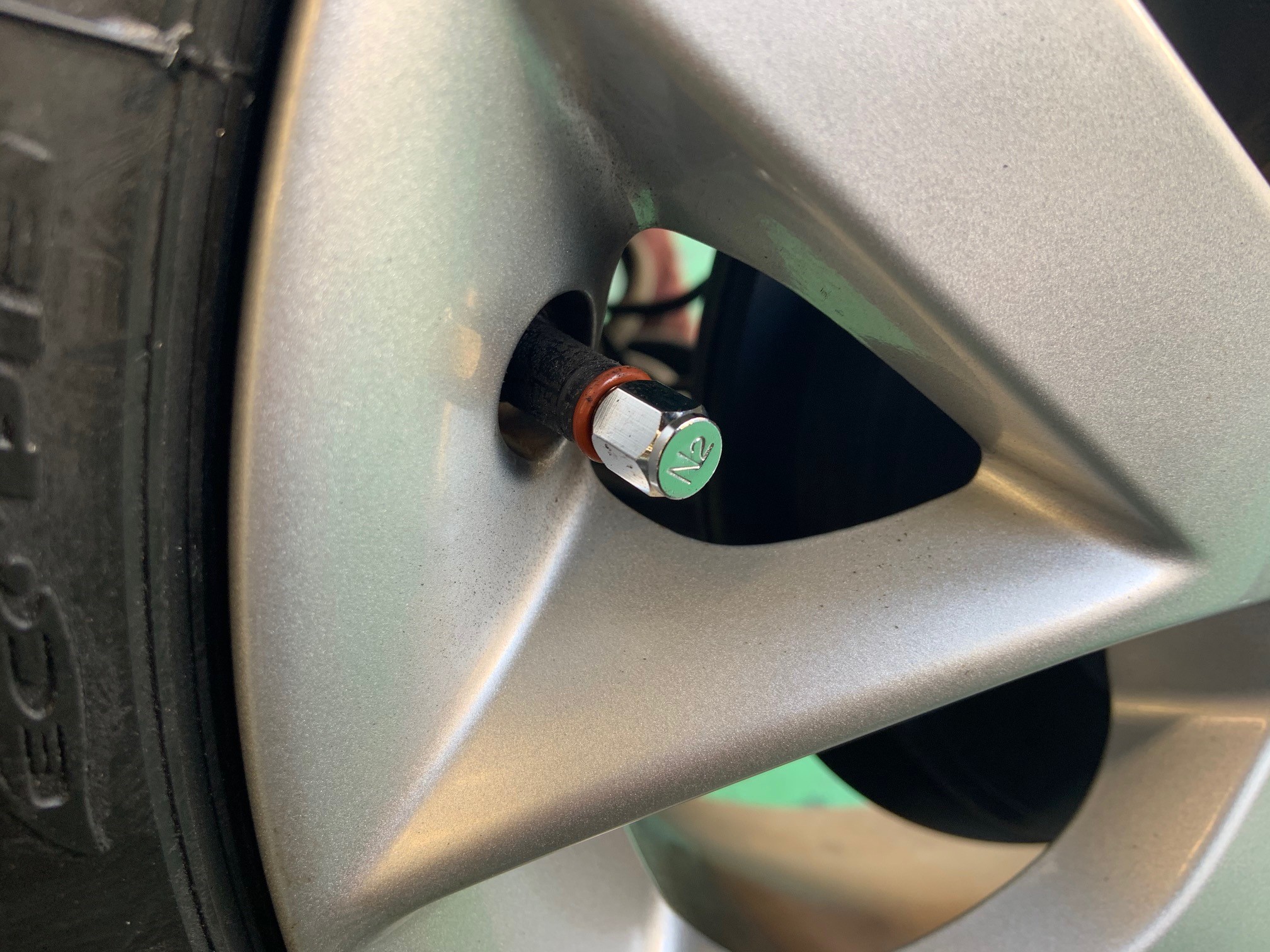 ノート Eパワー タイヤ空気圧モニタリング ｔｐｍｓ 取付 日産 ノートe Power タイヤ タイヤ ホイール関連 窒素ガス充填 サービス事例 タイヤ館 古国府 タイヤからはじまる トータルカーメンテナンス タイヤ館グループ