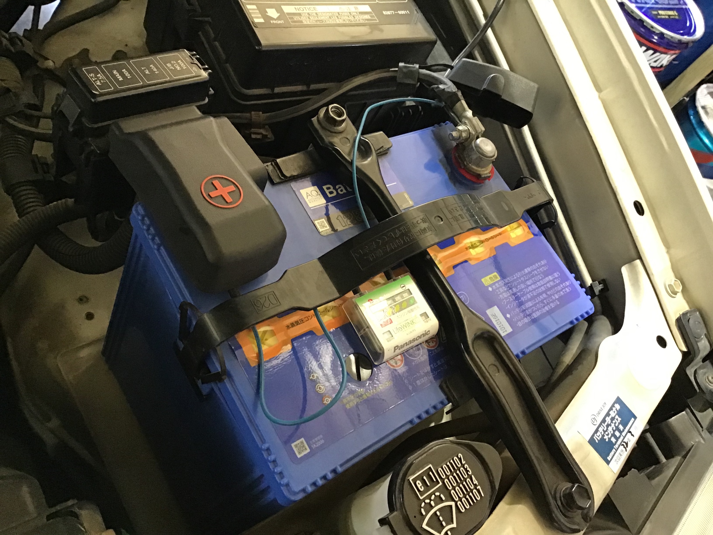 ランドクルーザー バッテリー交換作業 トヨタ ランドクルーザー メンテナンス商品 スタッフ日記 タイヤ館 あさか タイヤからはじまる トータルカーメンテナンス タイヤ館グループ