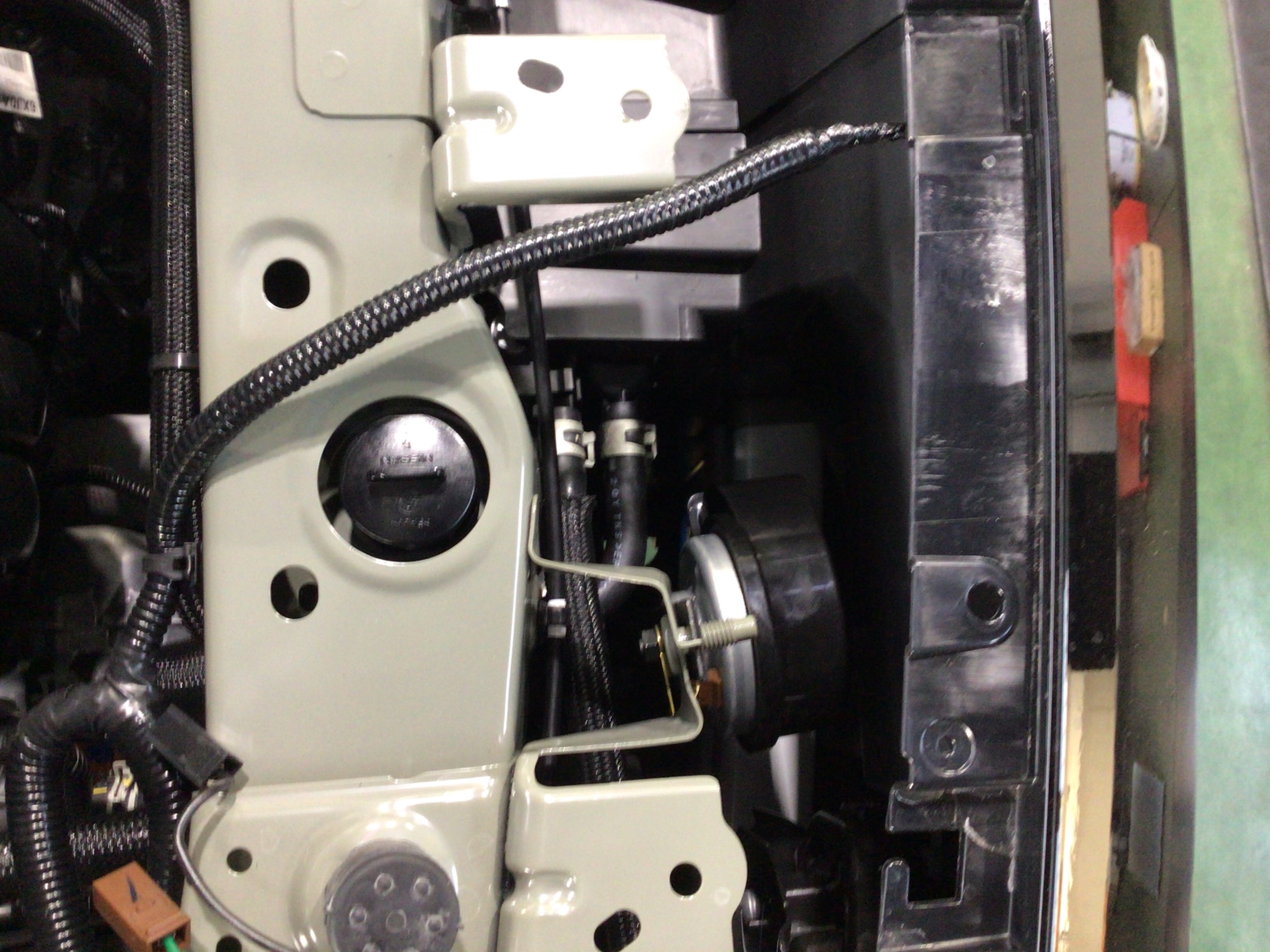 新型ノート ホーン取り付け スタッフ日記 タイヤ館 日野 東京都のタイヤ カー用品ショップ タイヤからはじまる トータルカーメンテナンス タイヤ館グループ