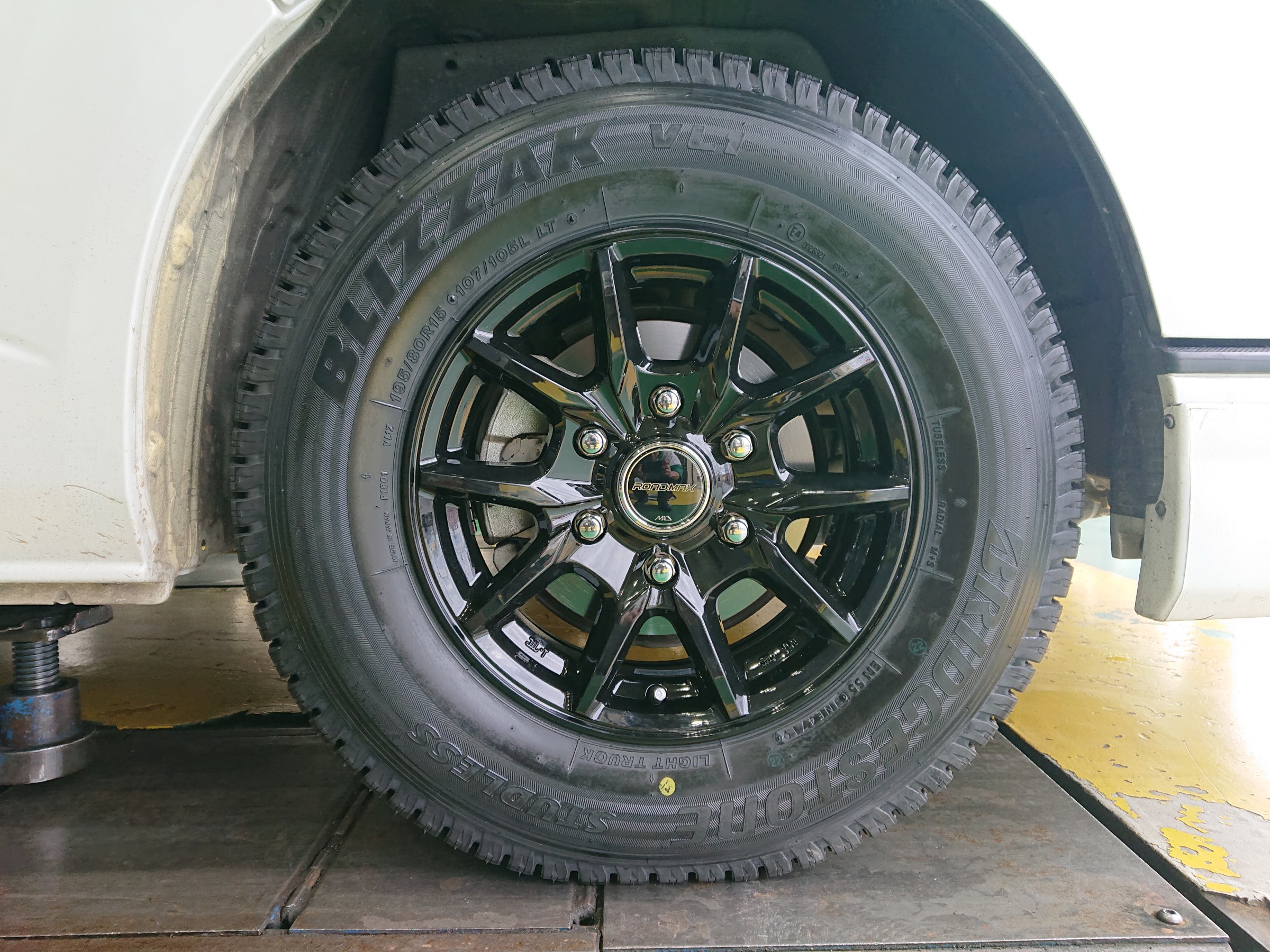 トヨタ ハイエース スタッドレスホイールセット交換作業