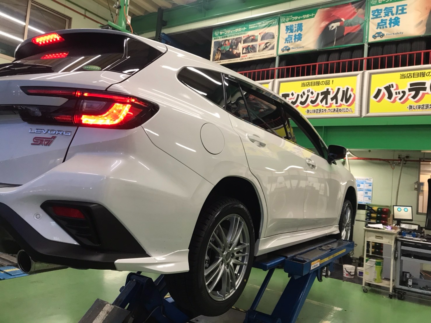 スタッドレスタイヤ/ラック付き/スバル レヴォーグで使用