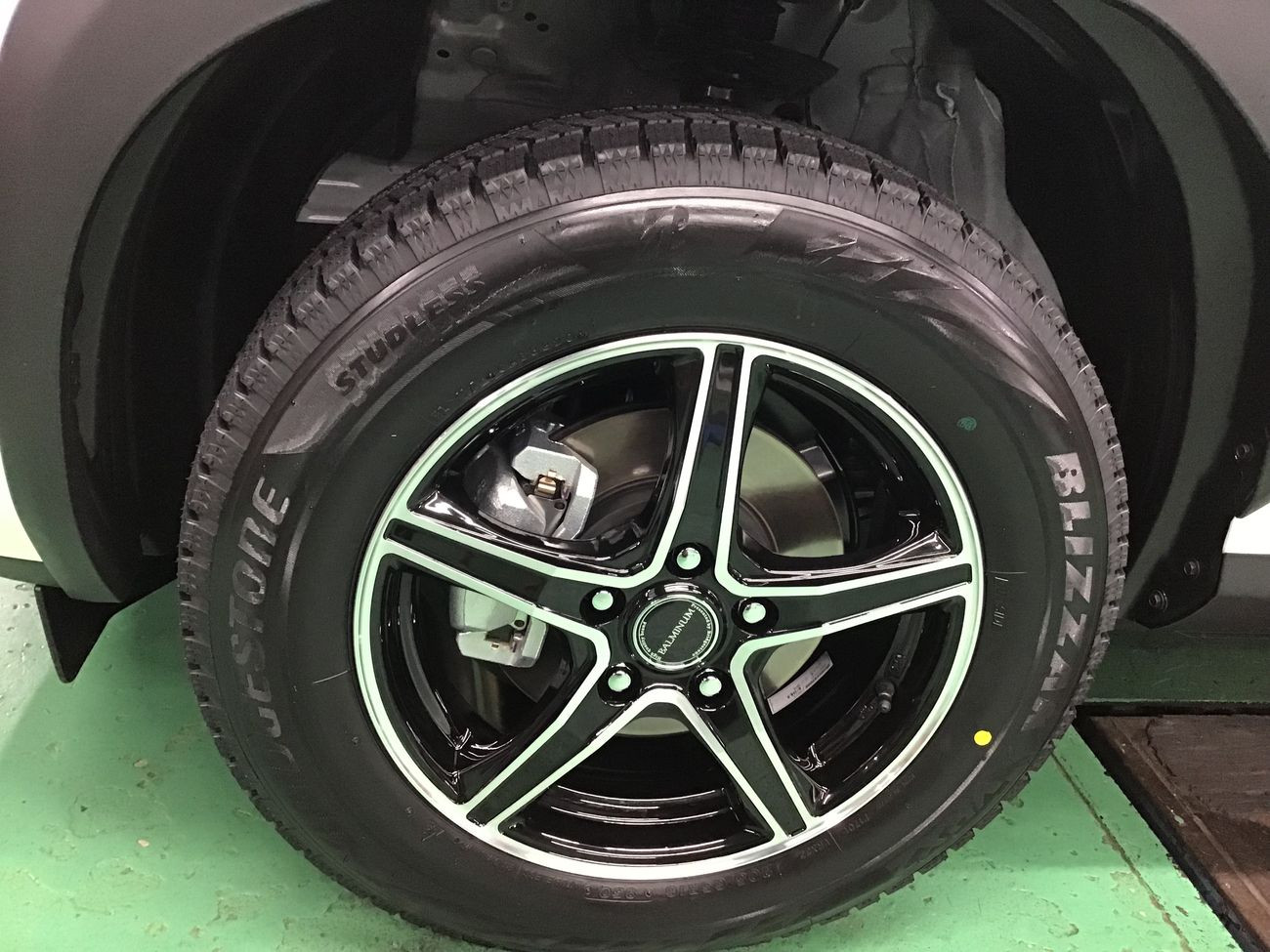 トヨタ「ヤリスクロス」MXPJ10 スタッドレスタイヤセット取り付け 205