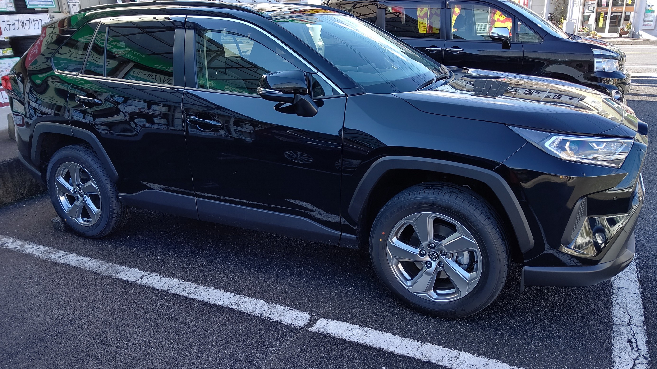 RAV4にスタッドレスタイヤを取り付けしました。 | 店舗おススメ