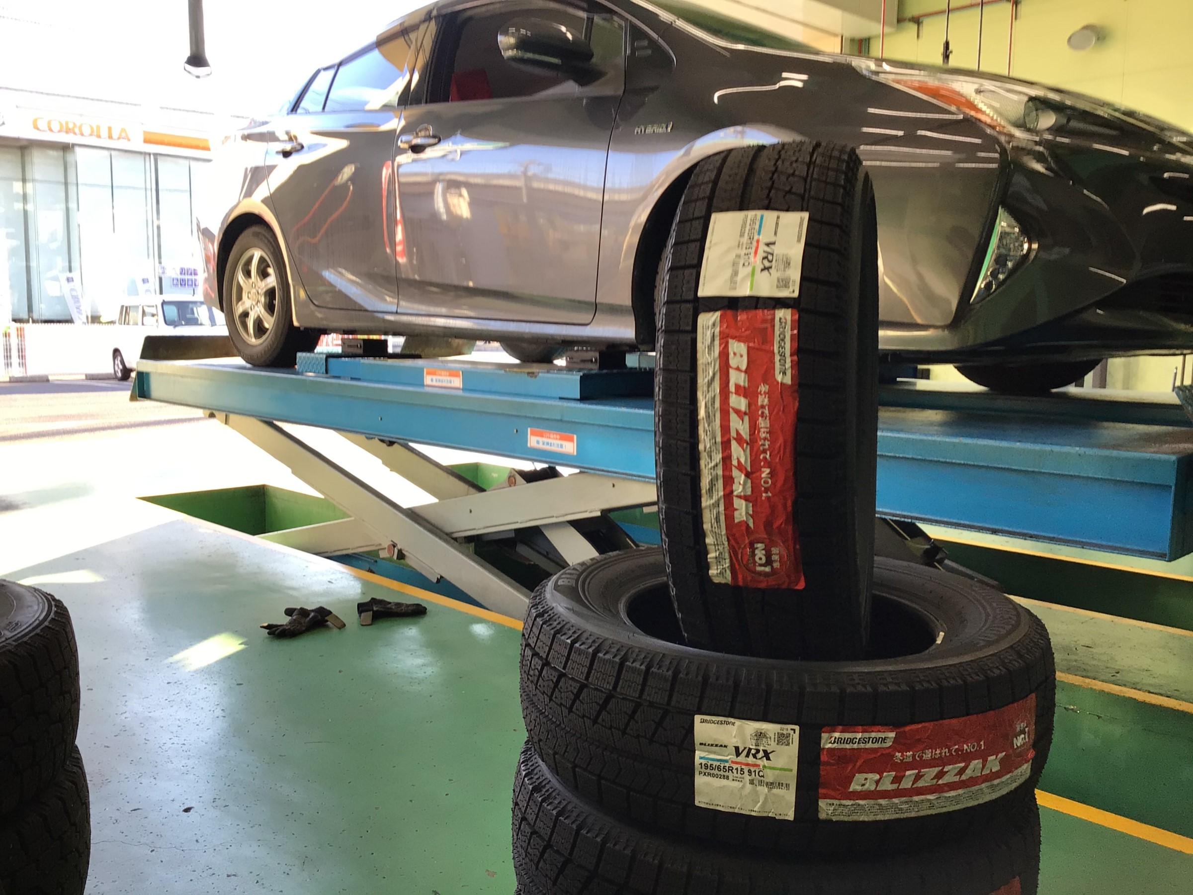 トヨタ ５０系プリウス スタッドレスタイヤ交換 トヨタ プリウス タイヤ タイヤ ホイール関連 ブリヂストン セイバーリング デイトンタイヤを取扱い 窒素ガス交換 チューブレスゴムバルブ交換 アライメント調整 インチまで それ以上のサイズは 問い合わせ