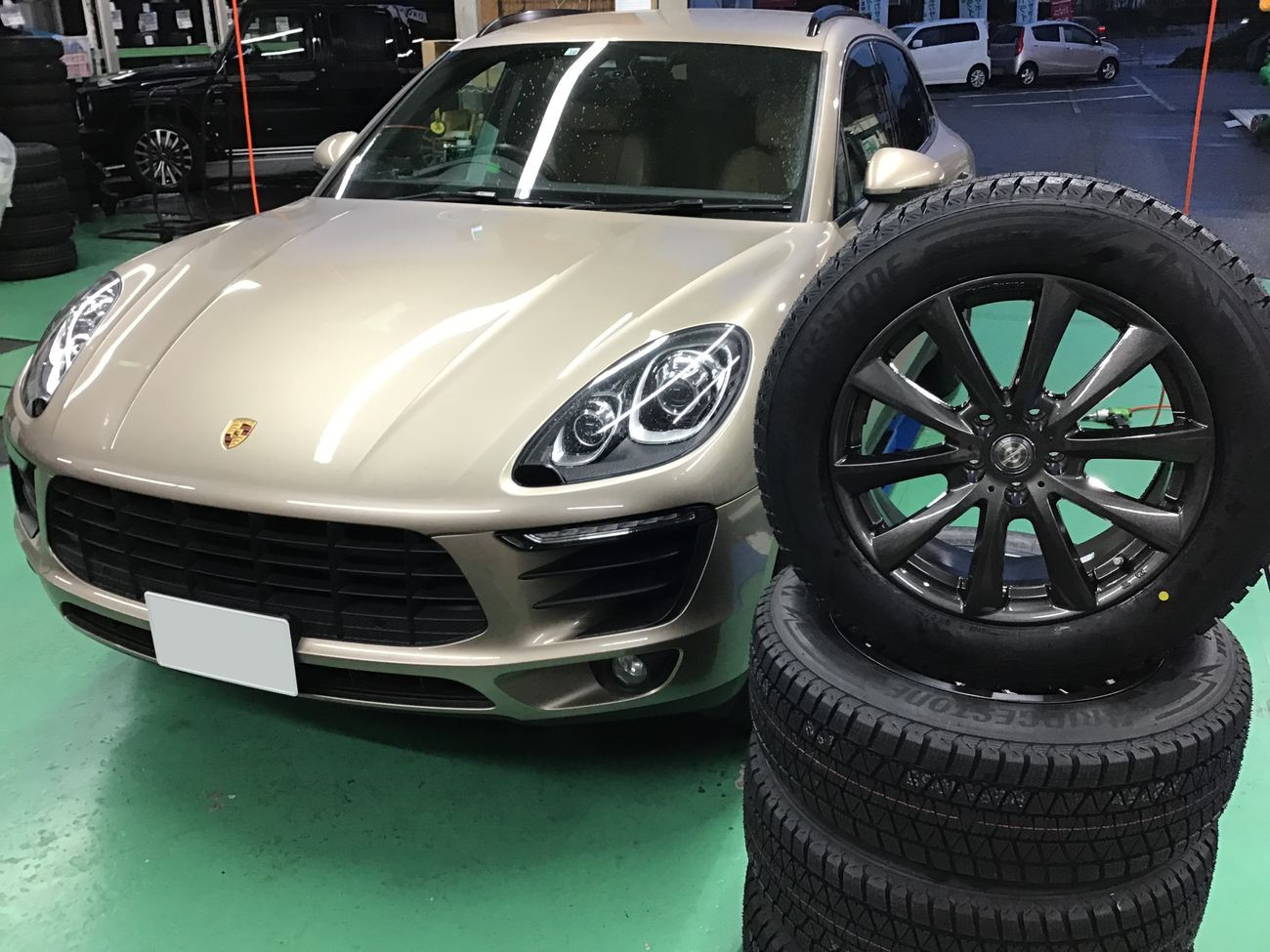 ポルシェ「マカン」J1H1 スタッドレスタイヤセット交換 235/60R18 ...