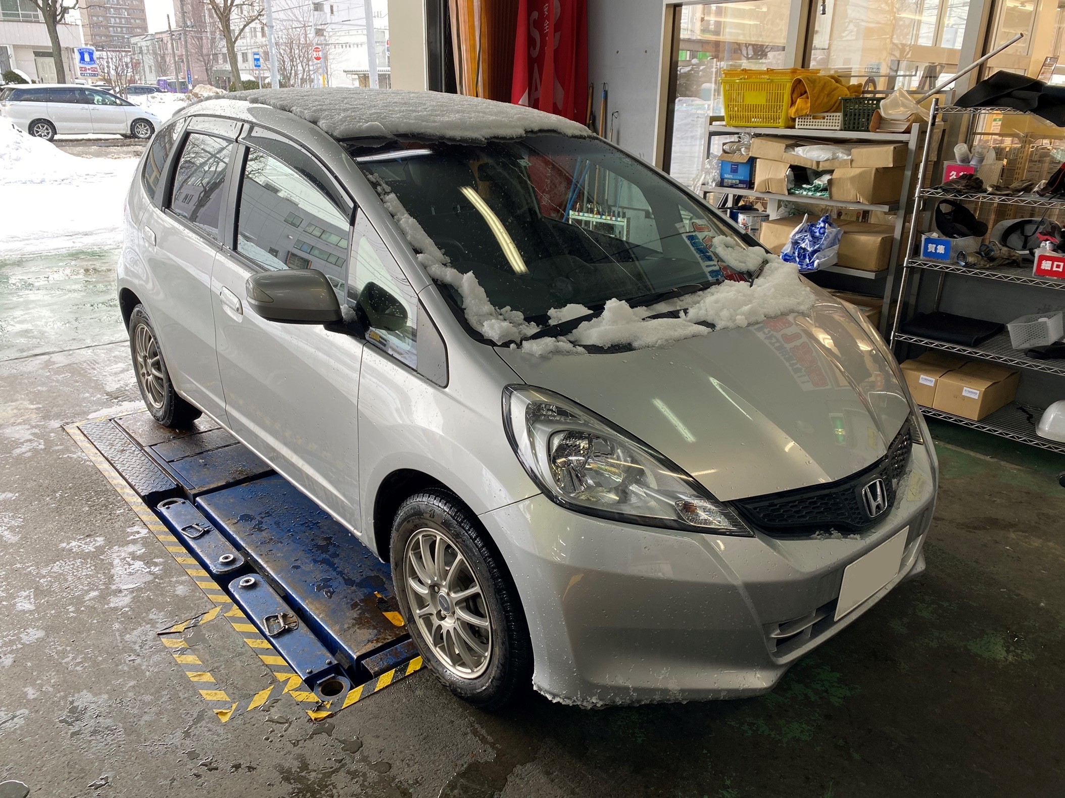 ホンダ フィット Ge7 にドライブレコーダー取付け ホンダ フィット その他 パーツ取付 各種用品取付 サービス事例 タイヤ館 桑園 タイヤからはじまる トータルカーメンテナンス タイヤ館グループ