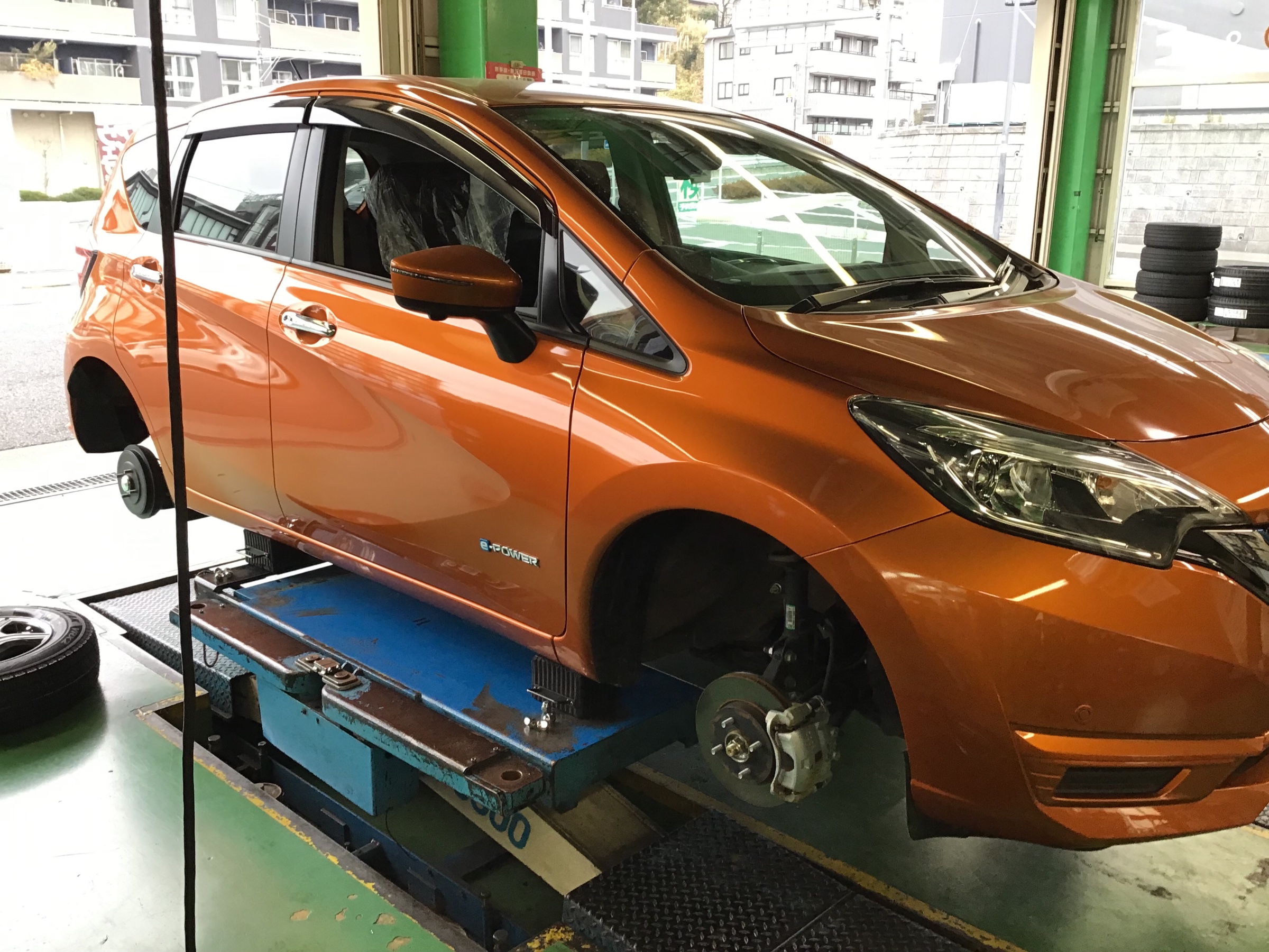 日産ノート スタッドレスタイヤ交換 作業紹介 タイヤ館 ２４６さぎぬま 神奈川県のタイヤ カー用品ショップ タイヤからはじまる トータルカーメンテナンス タイヤ館グループ
