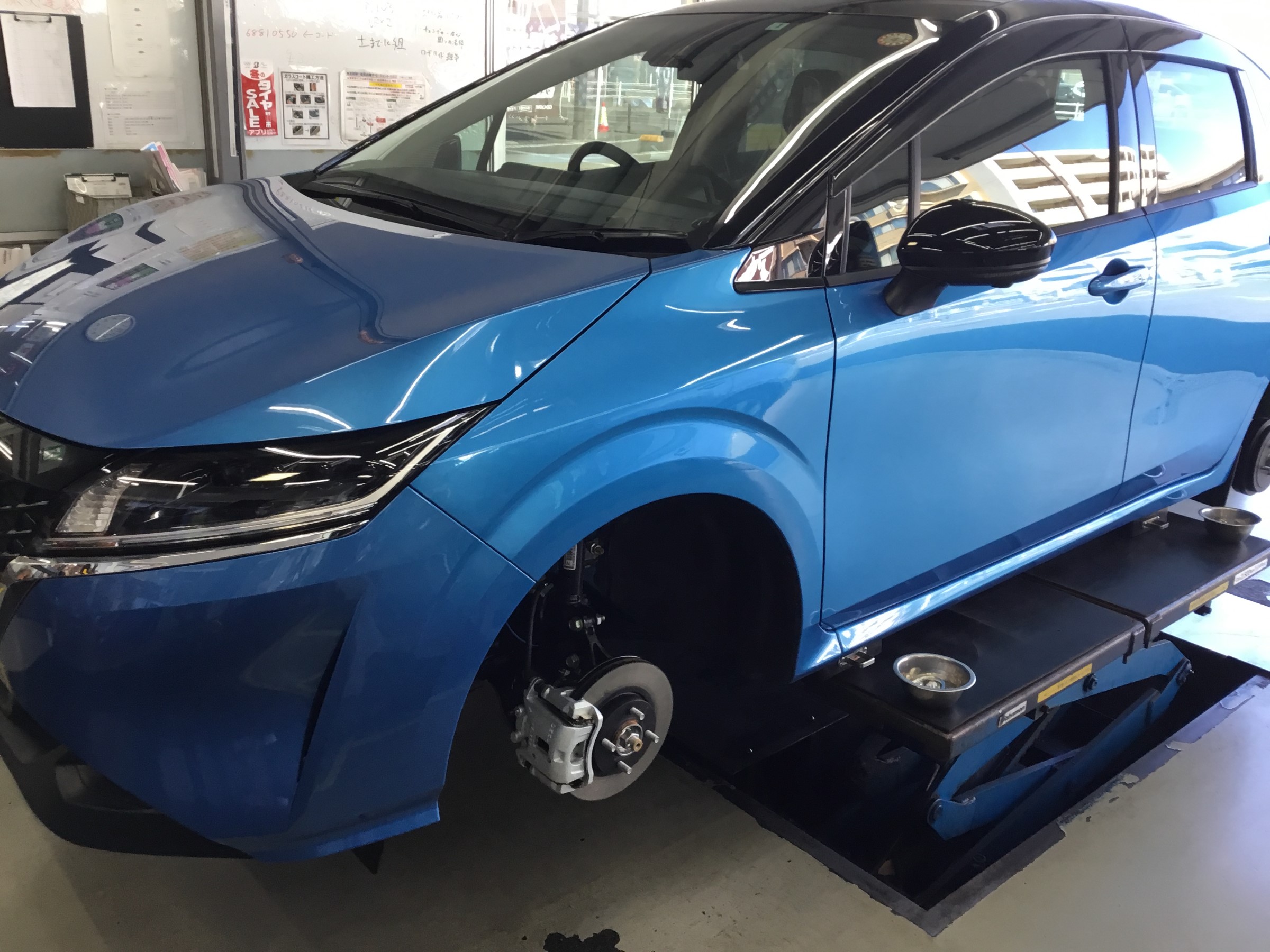 日産 ノート スタッドレスタイヤ交換 日産 ノート タイヤ タイヤ ホイール関連 タイヤ ホイール交換 サービス事例 タイヤ館 小平 東京都のタイヤ カー用品ショップ タイヤからはじまる トータルカーメンテナンス タイヤ館グループ