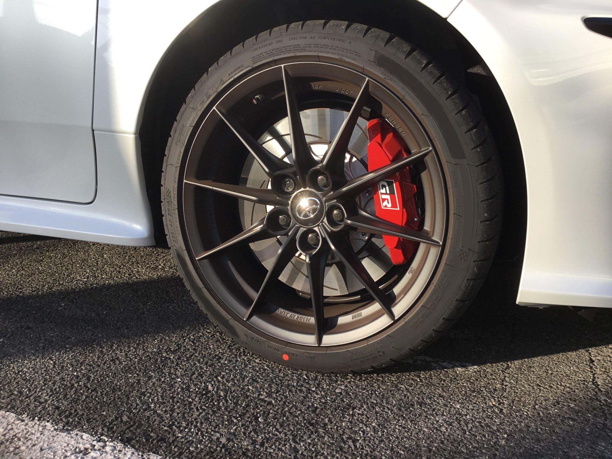 GXPA16型GRヤリス RZハイパフォーマンス、スタッドレスタイヤへ交換