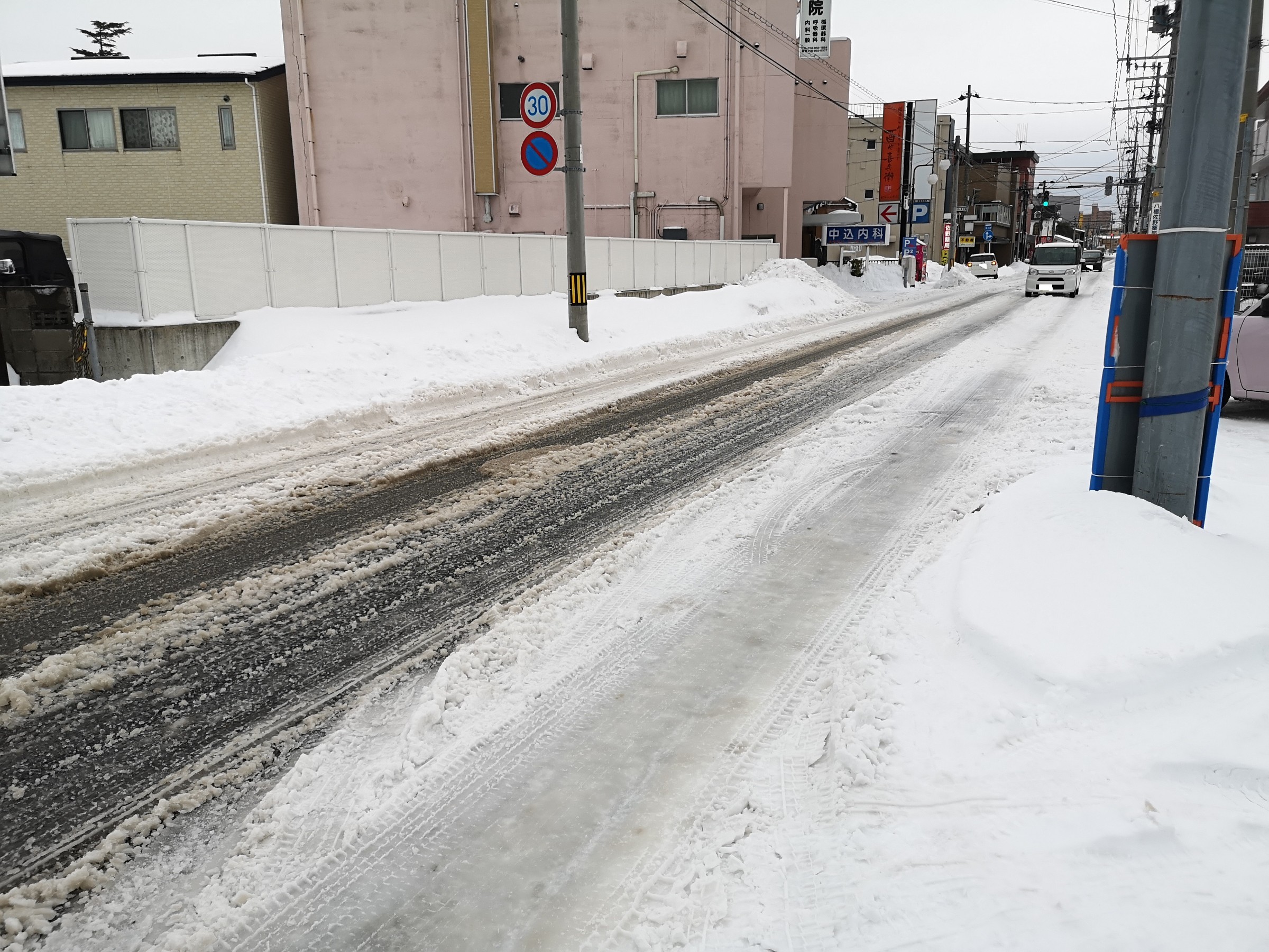 悪路走行はエンジンオイルが傷みやすいです 早めの交換がおススメ メンテナンス商品 オイル関連 エンジンオイル交換 サービス事例 タイヤ館 秋田 秋田県のタイヤ カー用品ショップ タイヤからはじまる トータルカーメンテナンス タイヤ館グループ