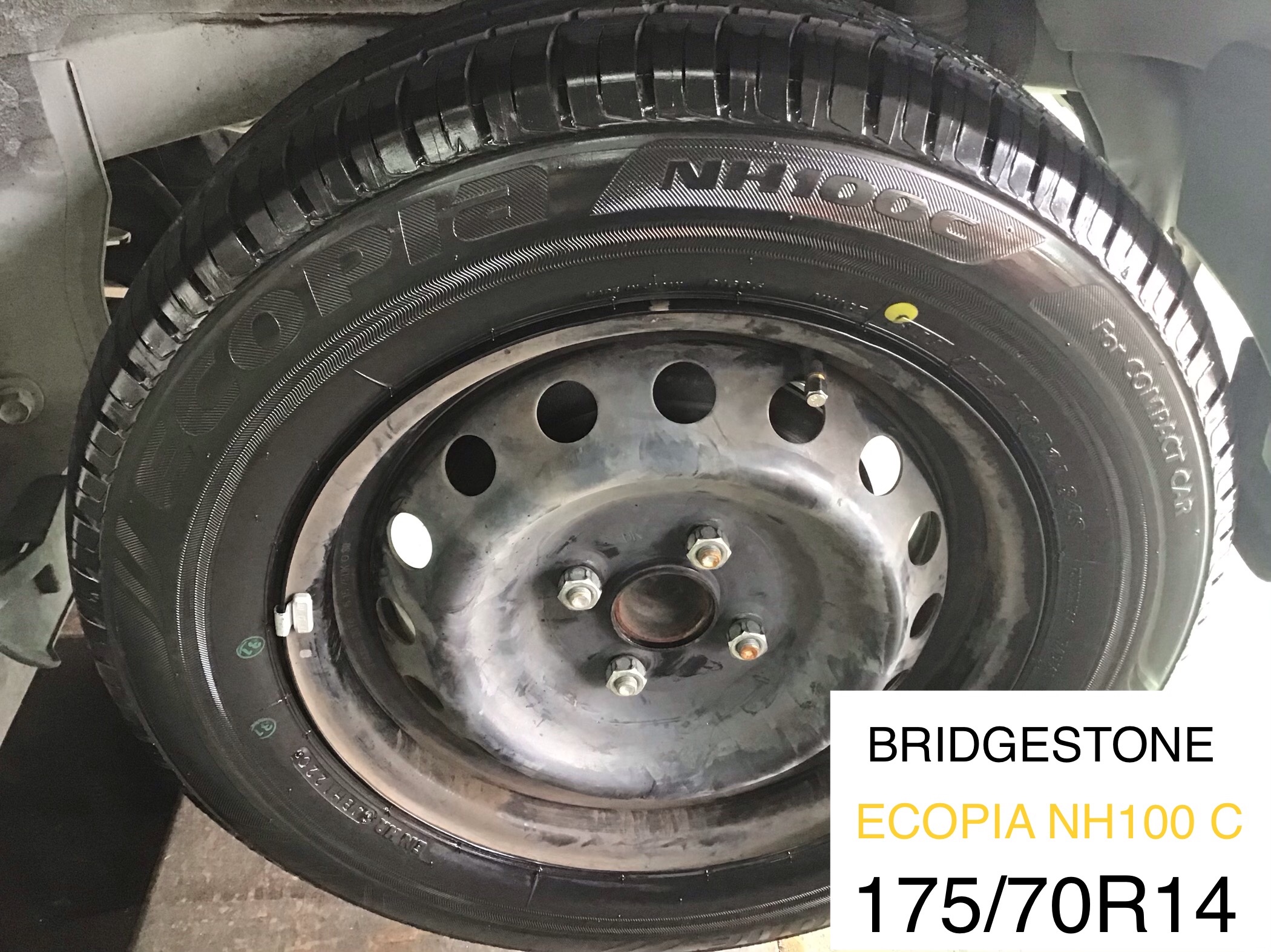 TOYOTA・ヴィッツ]夏タイヤ交換作業！ECOPIA NH100C 175/70R14 | トヨタ ヴィッツ タイヤ タイヤ・ホイール関連 >  タイヤ・ホイール交換 | 日立大みか店作業事例 | タイヤ館 日立 大みか | 茨城県のタイヤ、カー用品ショップ タイヤからはじまる、トータルカー  ...