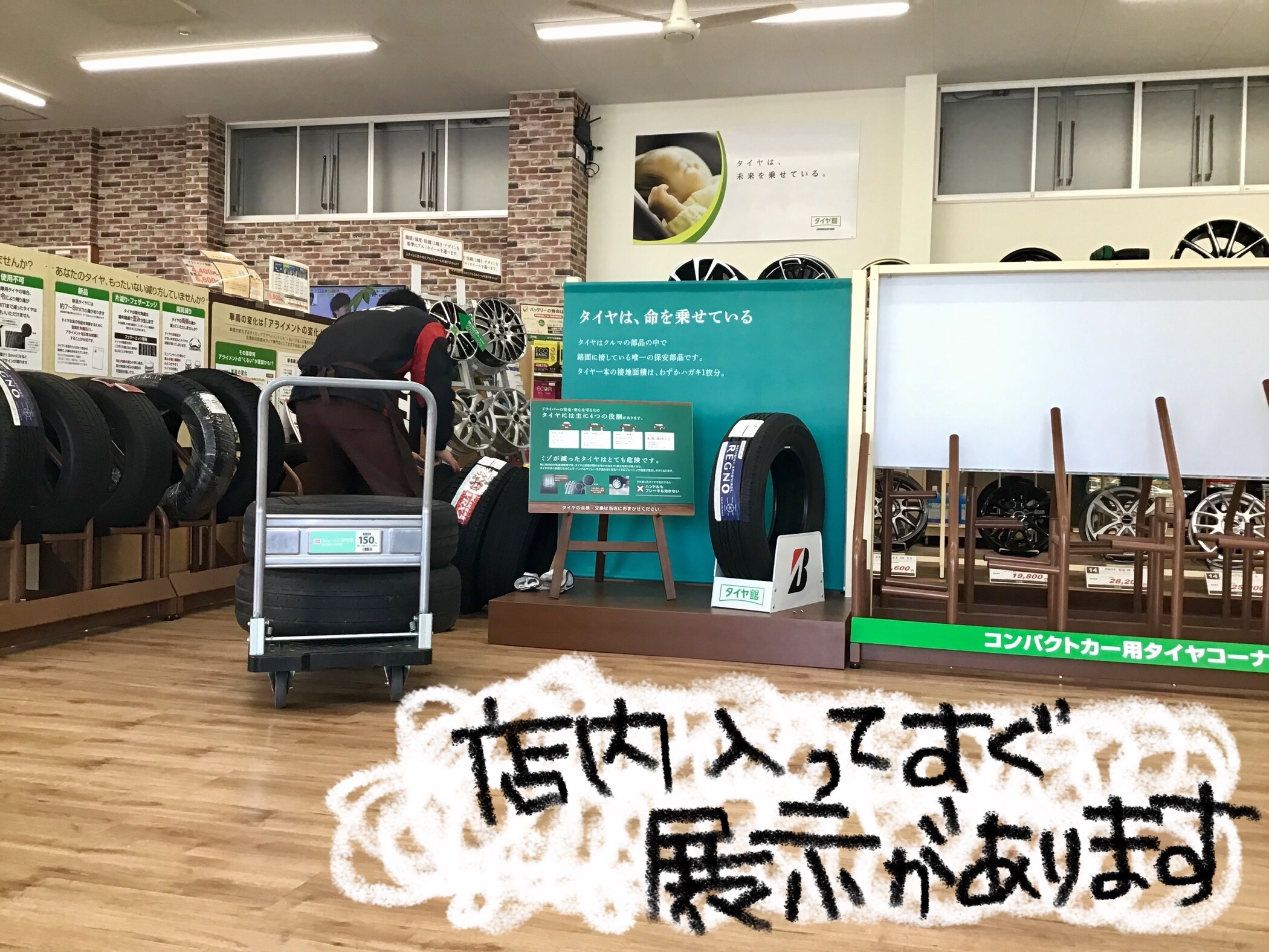 スタッフ撮影 iPadの編集で文字を足しています。