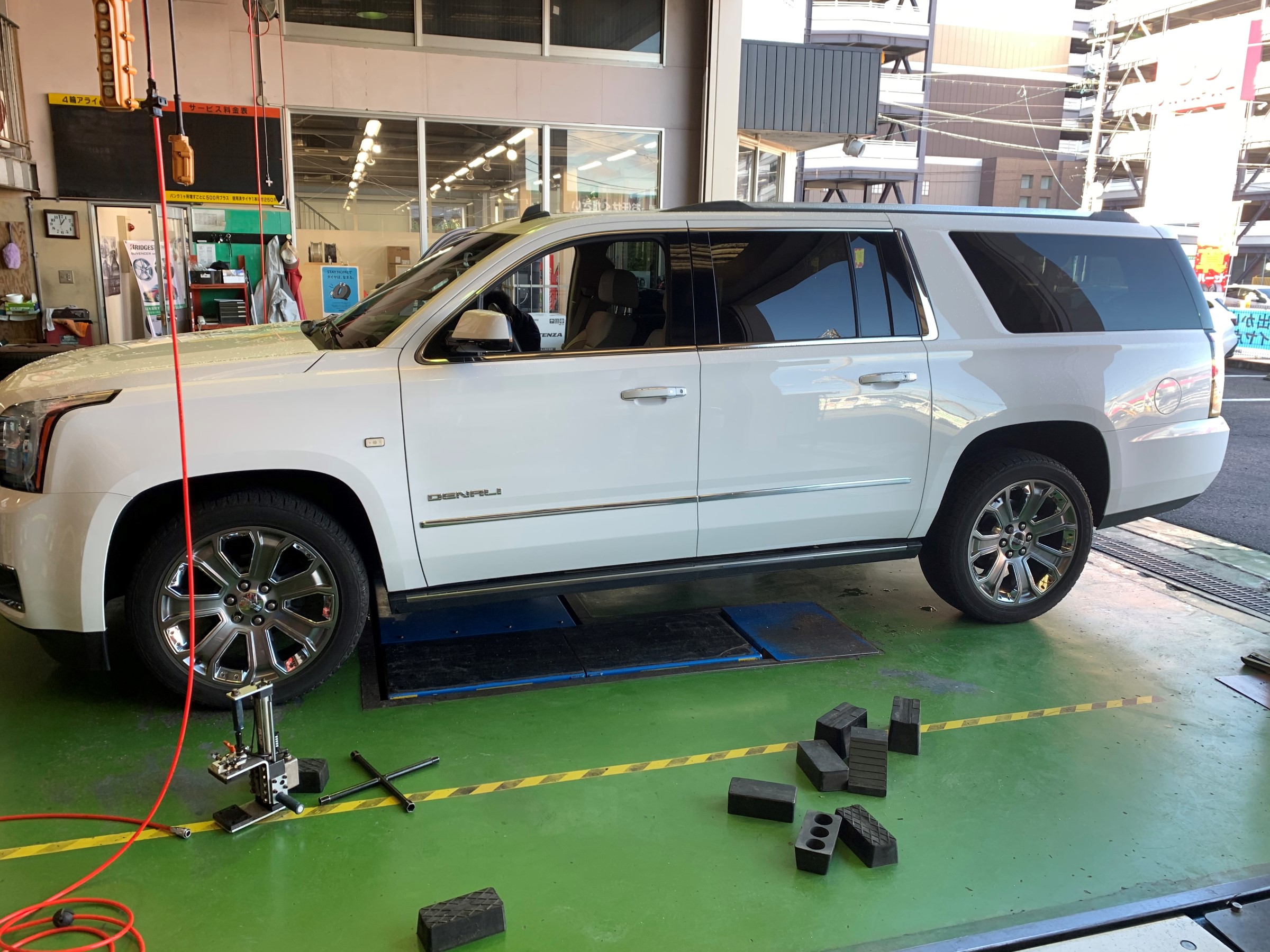 腰がイタイヨ この車なんでしょう 輸入車タイヤ交換 スタッフ日記 タイヤ館 ｸﾞﾘｰﾝﾛｰﾄﾞ 愛知県 三重県のタイヤ カー用品ショップ タイヤからはじまる トータルカーメンテナンス タイヤ館グループ