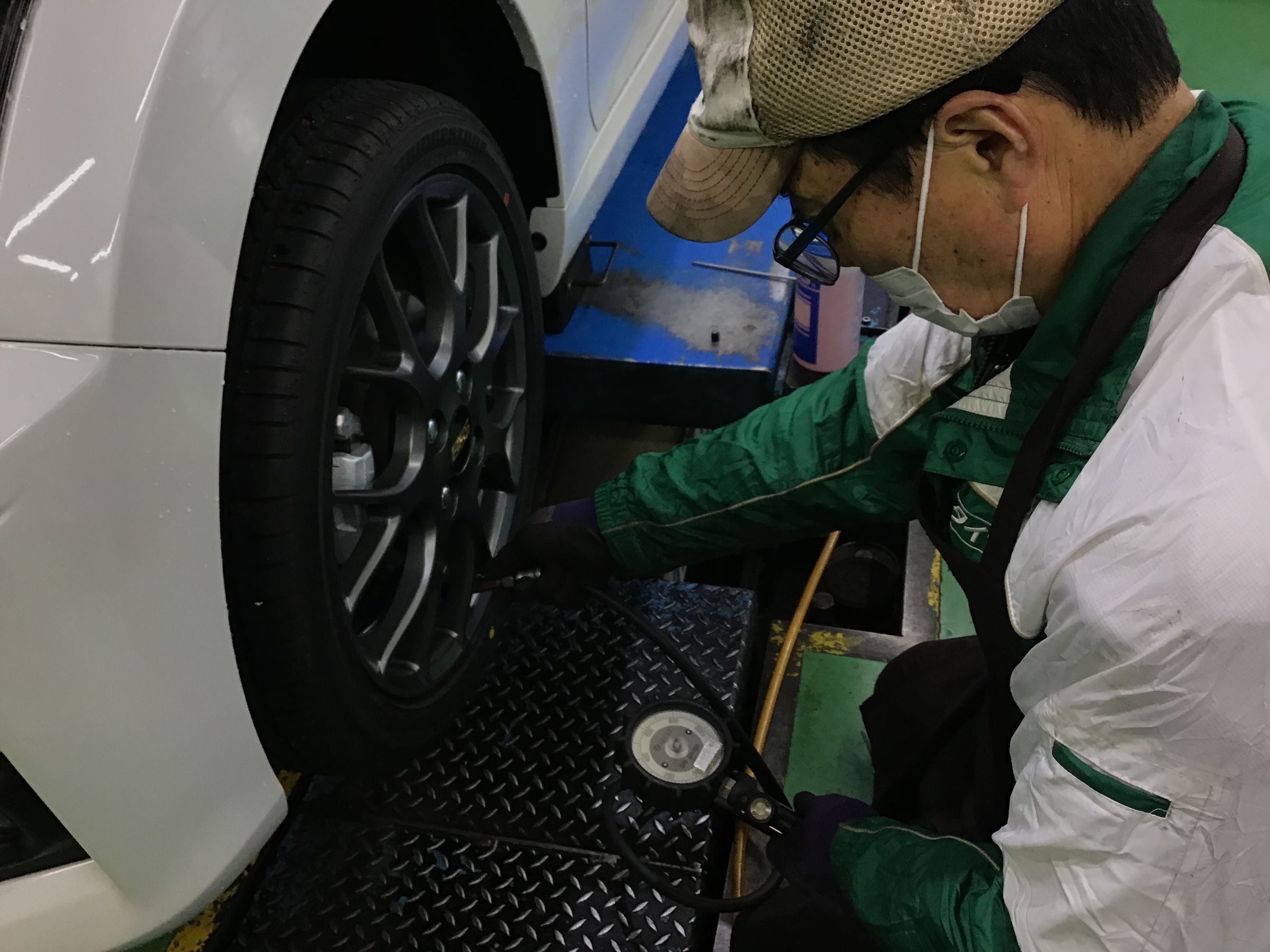 窒素ガスの充填です 作業紹介 タイヤ館 ２４６さぎぬま 神奈川県のタイヤ カー用品ショップ タイヤからはじまる トータルカーメンテナンス タイヤ館グループ