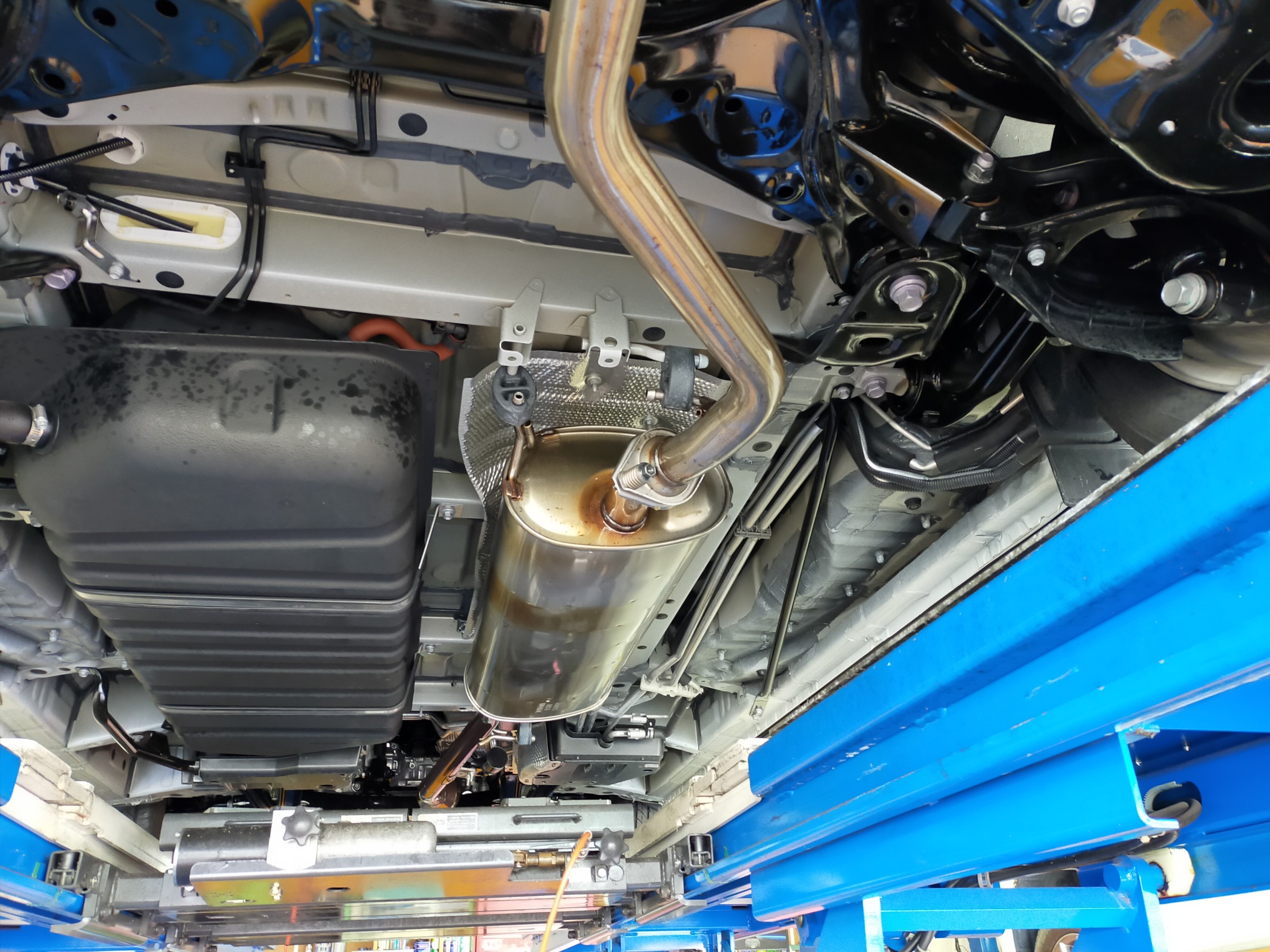 車の下廻りのサビ気になりませんか メンテナンス商品 パーツ取付 足回り関係取付 サービス事例 タイヤ館 高槻 大阪府 和歌山県のタイヤからはじまる トータルカーメンテナンス タイヤ館グループ