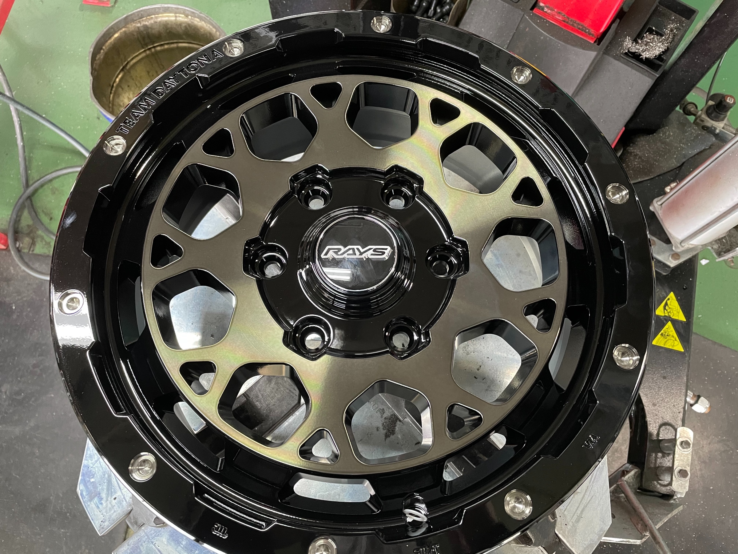 ハイエースにRAYS DAYTONA M9 | 店舗おススメ情報 | タイヤ館 ハイエースにRAYS DAYTONA M9 | 店舗おススメ情報 | タイヤ館