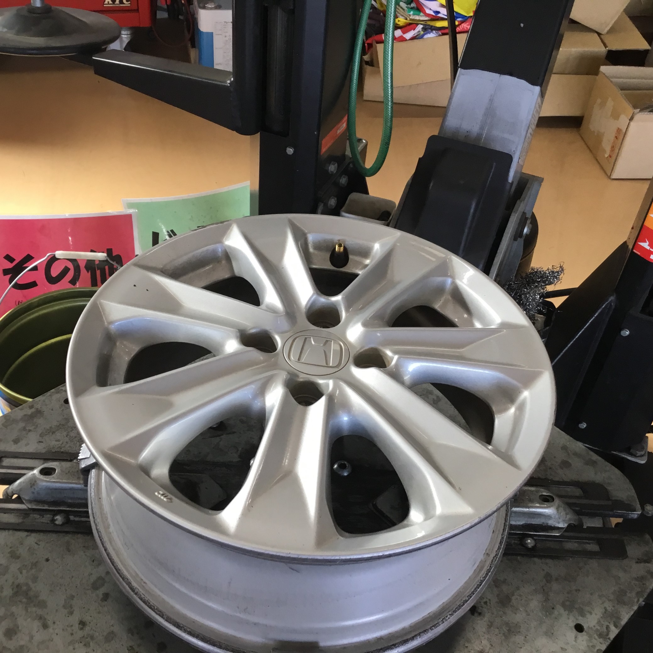 GP1フィットハイブリッド+タイヤ交換+防錆コート+アライメント施工