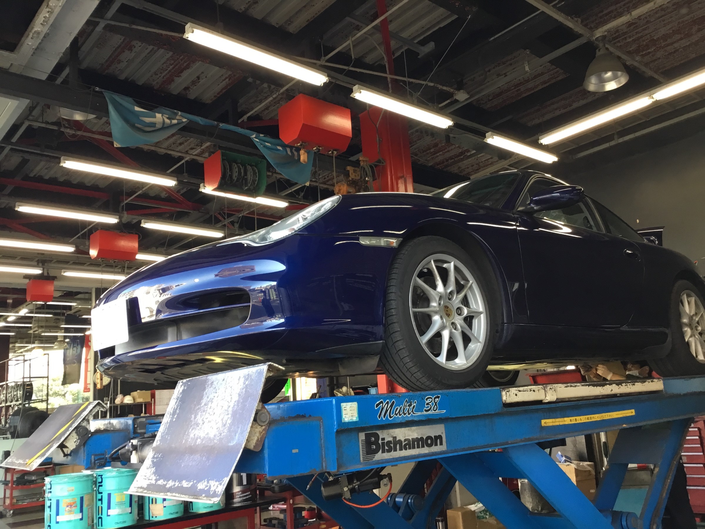 ポルシェ911（996型）エンジンオイル交換！！ | ポルシェ 911 メンテナンス商品 オイル関連 > エンジンオイル交換 | サービス事例 |  タイヤ館 パドック２４６ | 東京都のタイヤ、カー用品ショップ タイヤからはじまる、トータルカーメンテナンス タイヤ館グループ