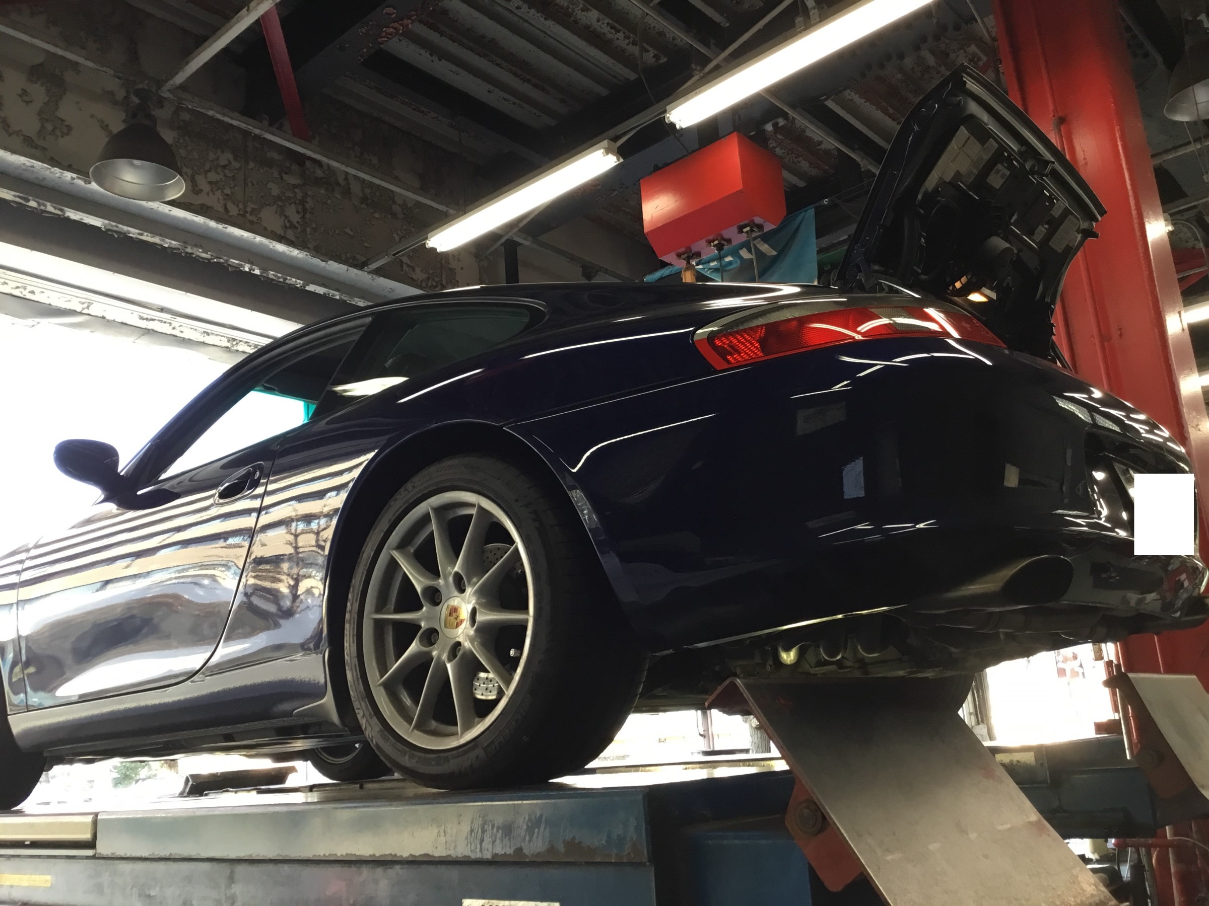 ポルシェ911（996型）エンジンオイル交換！！ | ポルシェ 911 メンテナンス商品 オイル関連 > エンジンオイル交換 | サービス事例 |  タイヤ館 パドック２４６ | 東京都のタイヤ、カー用品ショップ タイヤからはじまる、トータルカーメンテナンス タイヤ館グループ