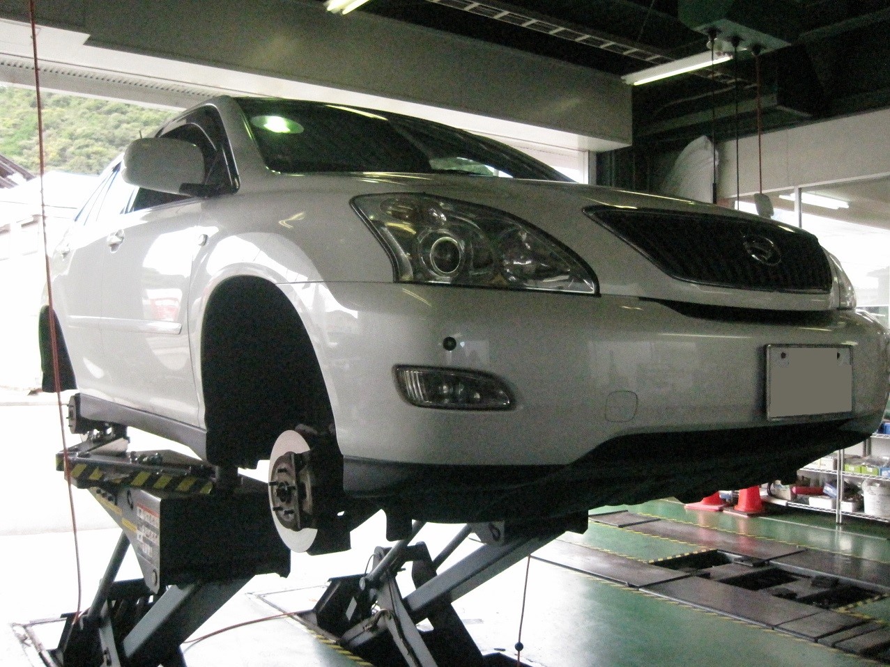 Toyota ハリアー のタイヤ交換 トヨタ ハリアー タイヤ サービス事例 タイヤ館 西脇 兵庫県のタイヤ カー用品ショップ タイヤからはじまる トータルカーメンテナンス タイヤ館グループ