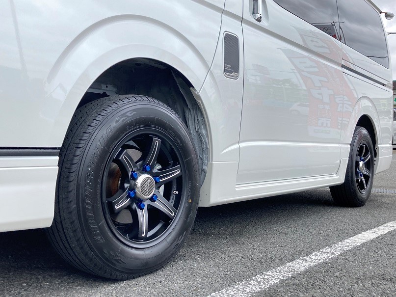 ハイエース 【 タイヤ・ホイールセット取り付け 】作業紹介 ハイエース 【 タイヤ・ホイールセット取り付け 】作業紹介