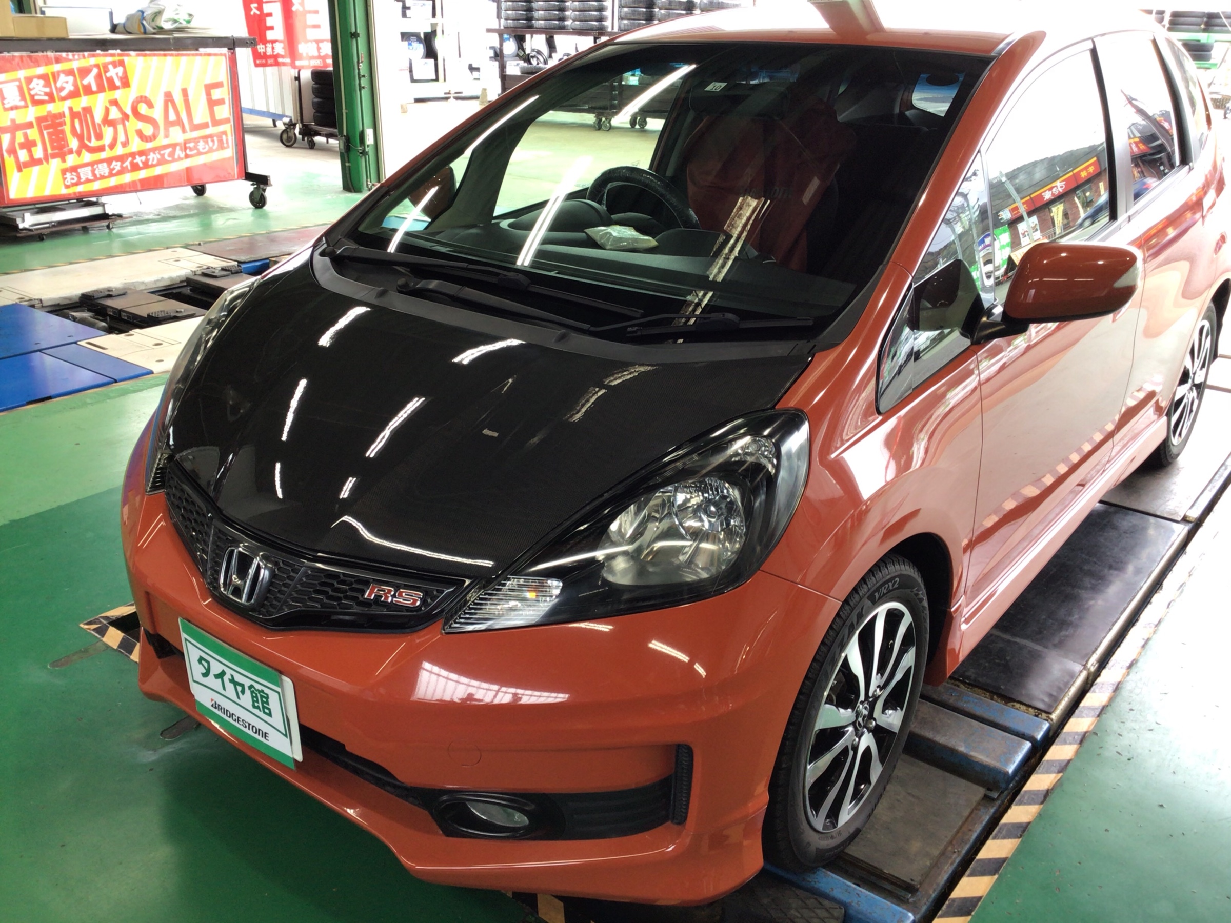 ホンダ フィットrsに スプーン製 カーボンボンネット を装着 サービス事例 タイヤ館 和田山 兵庫県のタイヤ カー用品ショップ タイヤからはじまる トータルカーメンテナンス タイヤ館グループ