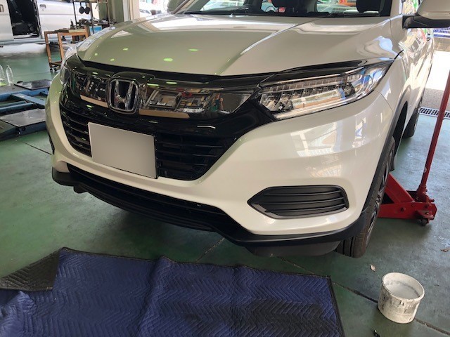 ヴェゼル フロントリップスポイラー取り付け ﾟdﾟ ９ ホンダ ヴェゼル その他 パーツ取付 各種用品取付 タイヤ館大石の日々 タイヤ館 大石おもろまち店 タイヤからはじまる トータルカーメンテナンス タイヤ館グループ