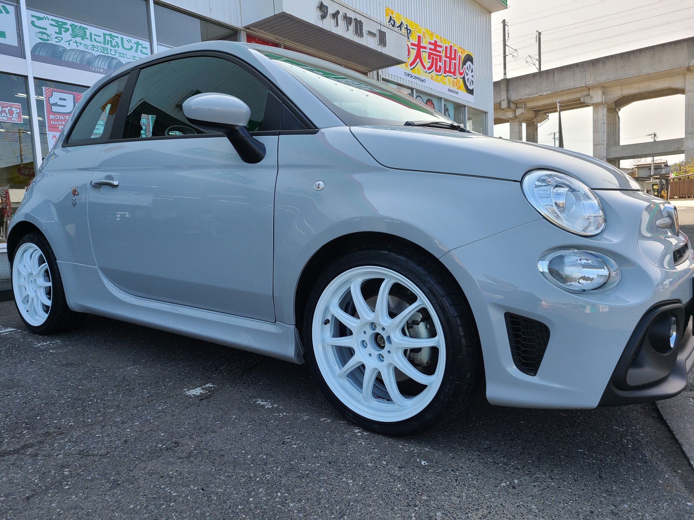 ABARTH 595』ヘ『WORK』の特注ホイール装着！ | アバルト 595C
