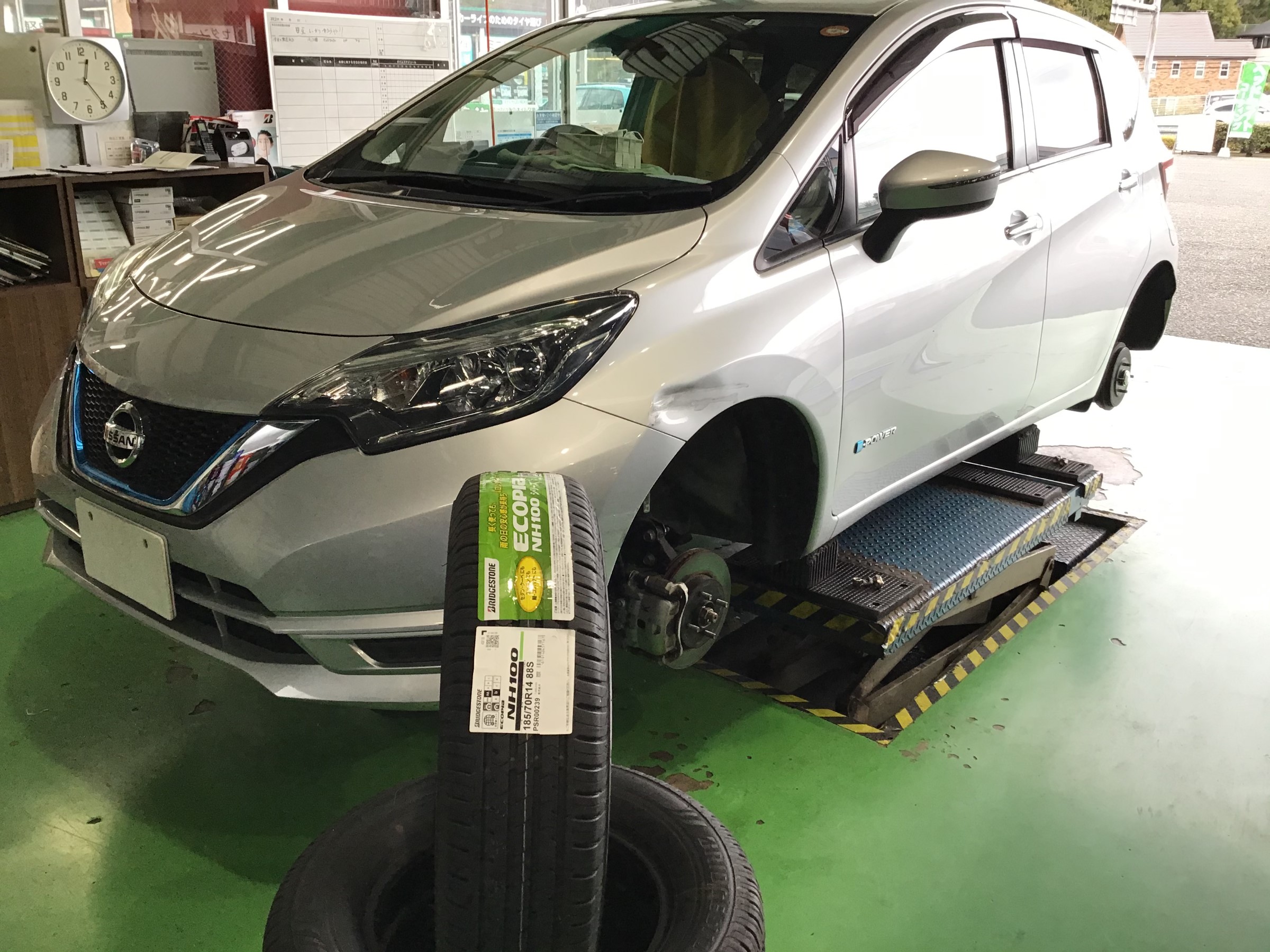 日産 ノート E Power タイヤ交換作業を行いました サービス事例 タイヤ館 六甲北 兵庫県のタイヤ カー用品ショップ タイヤからはじまる トータルカーメンテナンス タイヤ館グループ