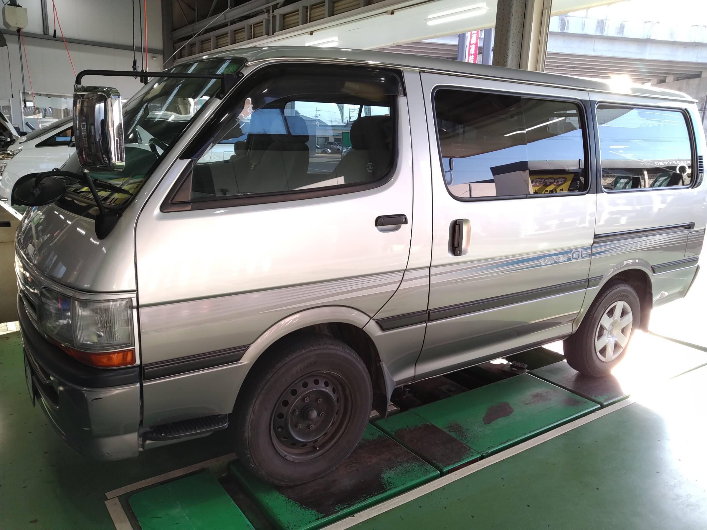 100系ハイエース タイヤホイール取付 タイヤ195 215へサイズ変換 トヨタ ハイエース タイヤ タイヤ ホイール関連 タイヤ ホイール交換 サービス事例 タイヤ館 次郎丸 タイヤからはじまる トータルカーメンテナンス タイヤ館グループ
