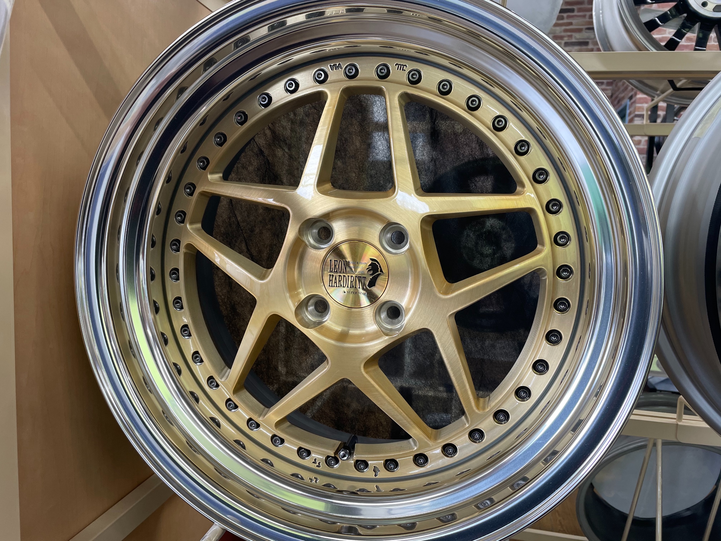 New ホイール展示 ホイール スタッフ日記 タイヤ館 さつま泉北 タイヤからはじまる トータルカーメンテナンス タイヤ館グループ