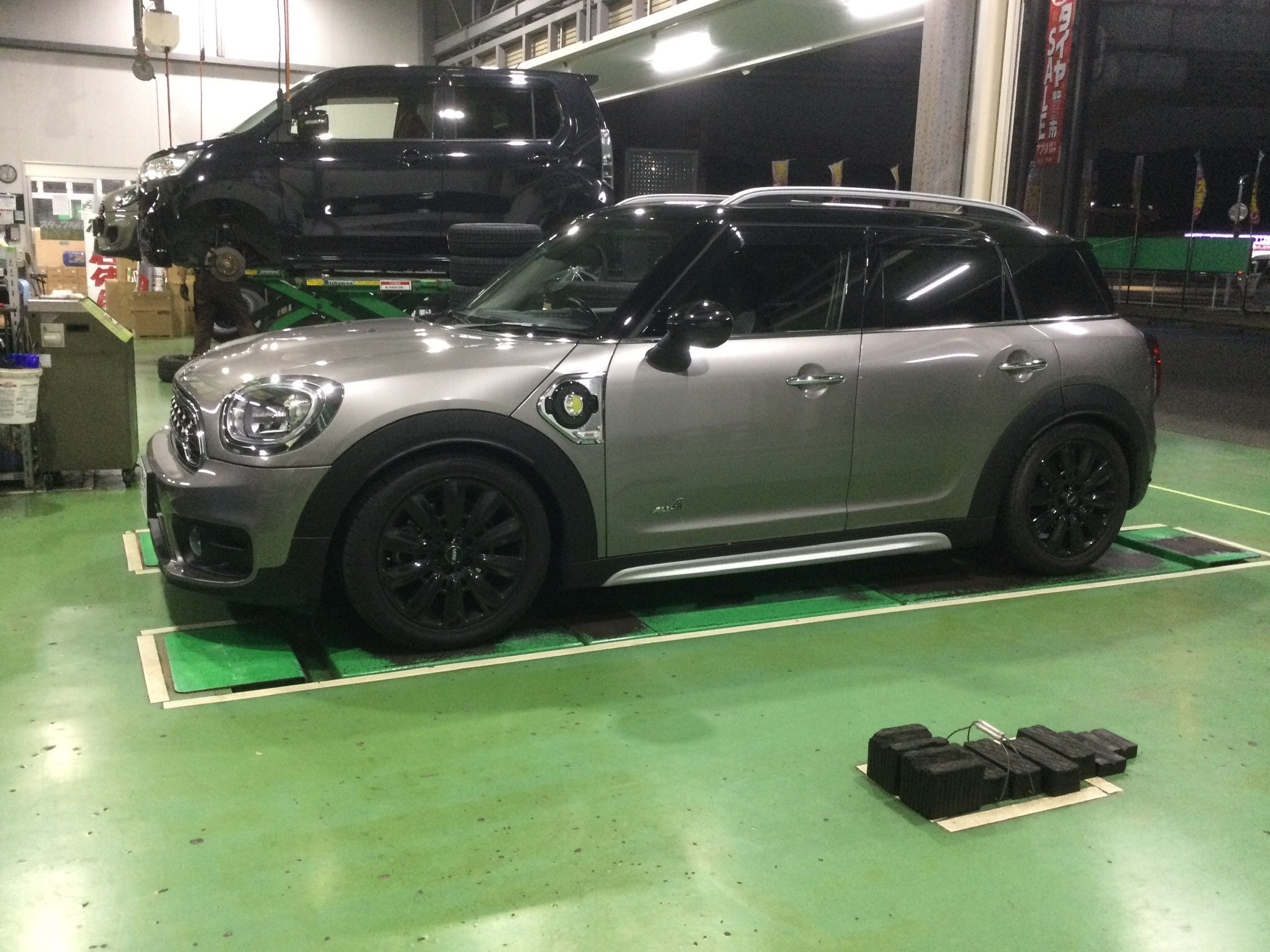 Mini クーパーse クロスオーバーphev ミニ クロスオーバー ホイール タイヤ ホイール関連 タイヤ ホイール交換 サービス事例 タイヤ館 次郎丸 タイヤからはじまる トータルカーメンテナンス タイヤ館グループ