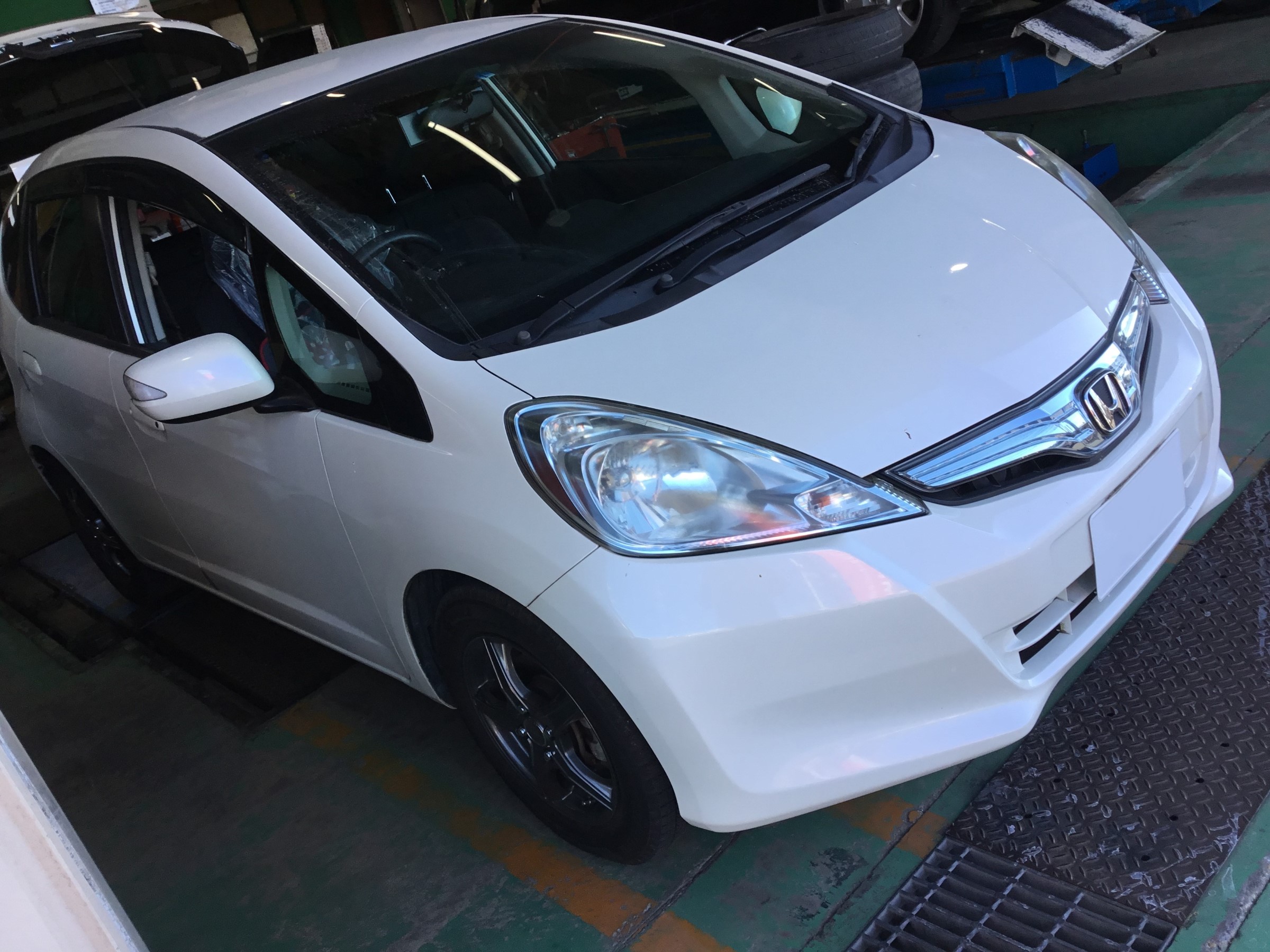 Ge型フィット ナンバー灯 カバー交換 ホンダ フィット その他 技術サービスブログ タイヤ館 鎌ヶ谷 千葉県のタイヤ カー用品ショップ タイヤからはじまる トータルカーメンテナンス タイヤ館グループ