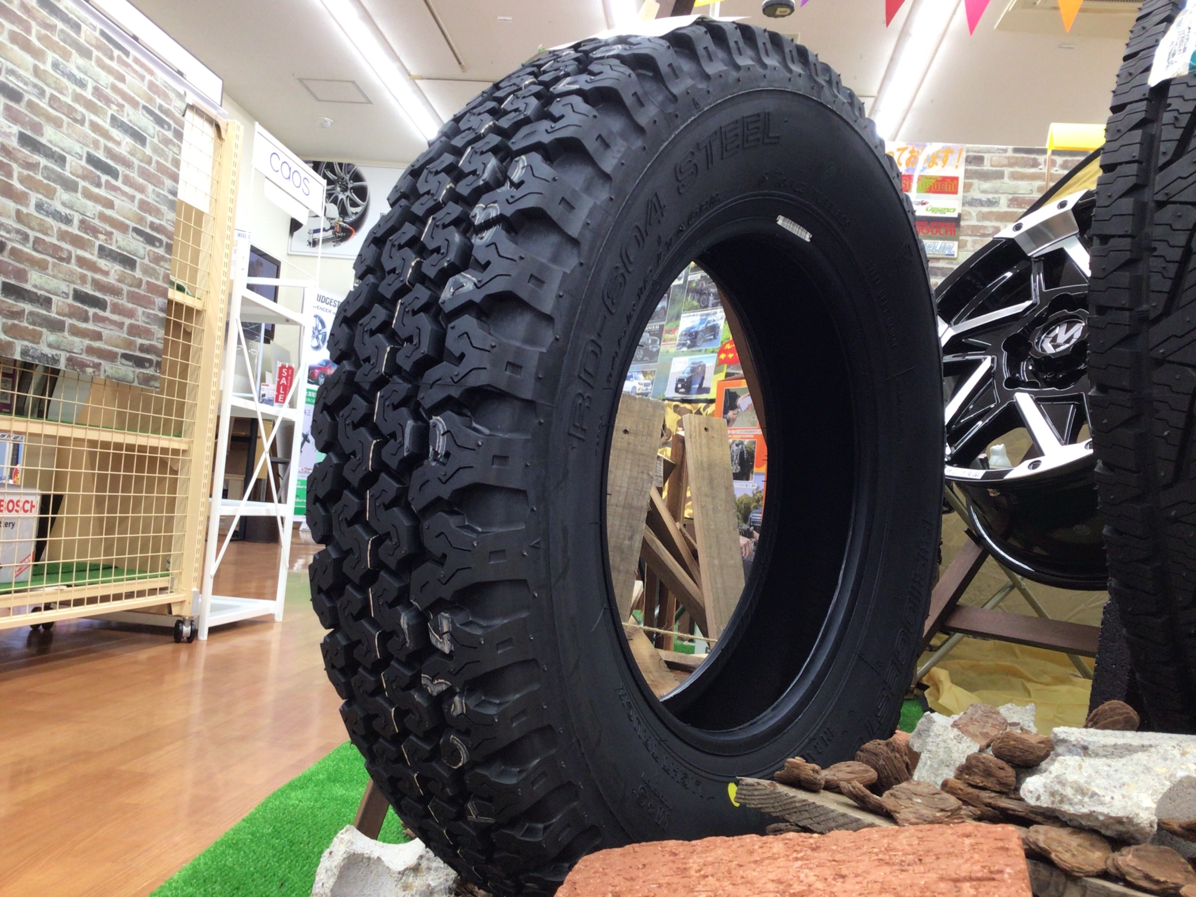 軽トラ、軽バン用のぬかるんだ泥道や浅雪道に対応したワイルドなタイヤあります | タイヤ タイヤ・ホイール関連 > ブリヂストン(ブリヂストングループ) タイヤ | サービス事例 | タイヤ館 安城 | 愛知県・三重県のタイヤ、カー用品ショップ タイヤからはじまる、トータル ... 軽トラ、軽バン用のぬかるんだ泥道や浅雪道に対応したワイルドなタイヤあります | タイヤ タイヤ・ホイール関連 > ブリヂストン(ブリヂストングループ) タイヤ | サービス事例 | タイヤ館 安城 | 愛知県・三重県のタイヤ、カー用品ショップ タイヤからはじまる、トータル ...