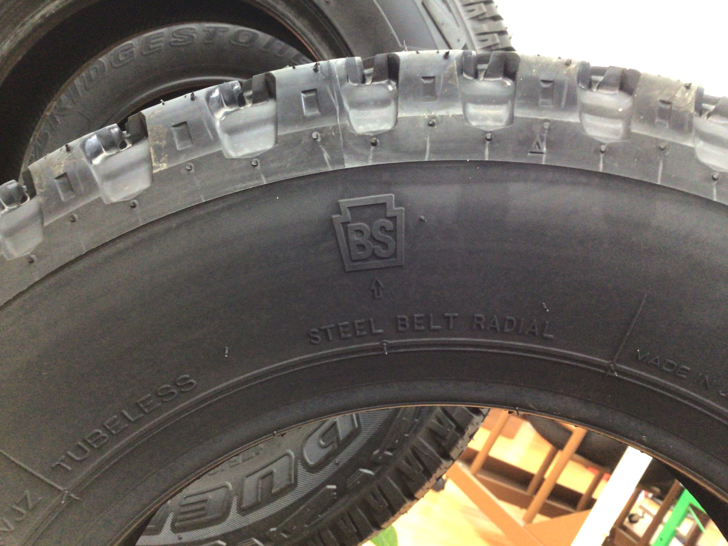 軽トラ 軽バン用のぬかるんだ泥道や浅雪道に対応したワイルドなタイヤあります タイヤ タイヤ ホイール関連 ブリヂストン ブリヂストングループ タイヤ サービス事例 タイヤ館 安城 愛知県 三重県のタイヤ カー用品ショップ タイヤからはじまる トータル