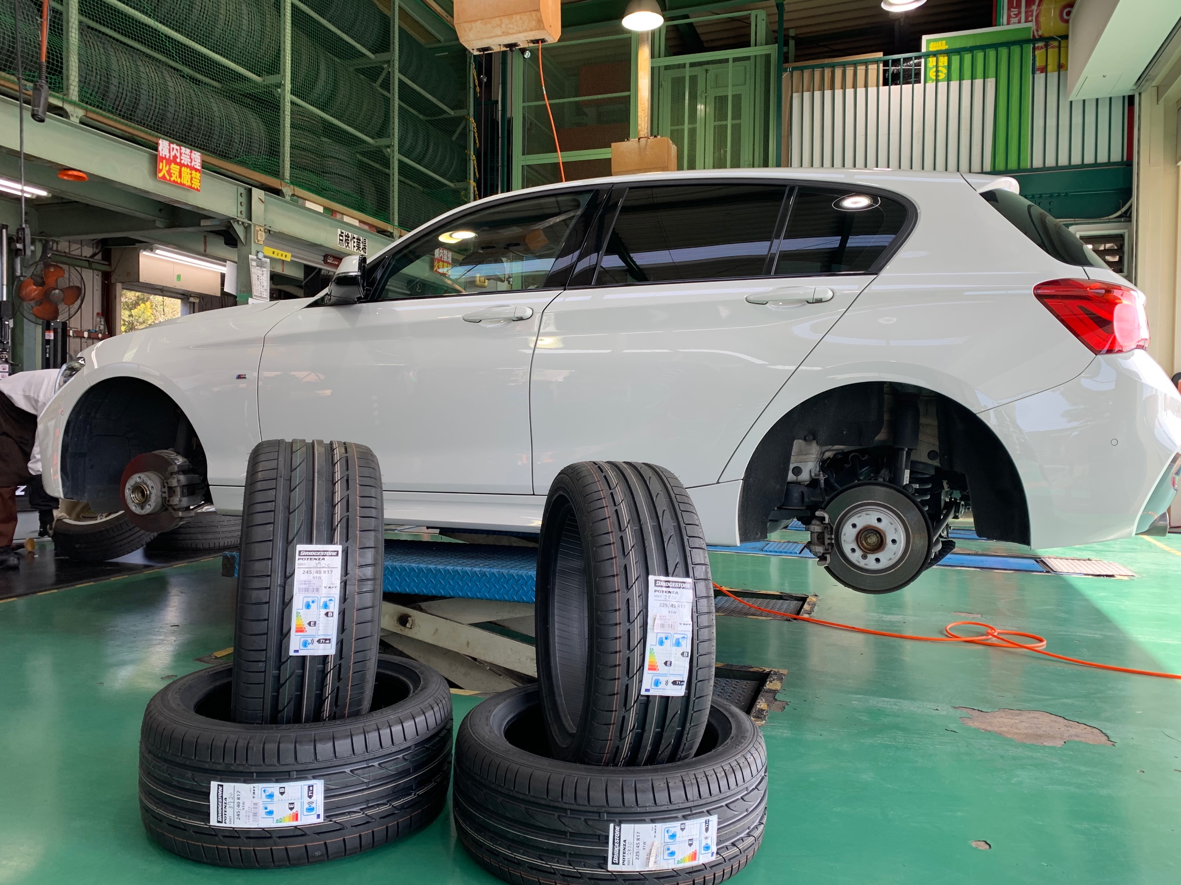 Bmw タイヤ交換 輸入車のメンテナンスもお任せください Bmw 1シリーズ タイヤ ランフラットタイヤ取扱 サービス事例 タイヤ館 加古川 兵庫県のタイヤ カー用品ショップ タイヤからはじまる トータルカーメンテナンス タイヤ館グループ
