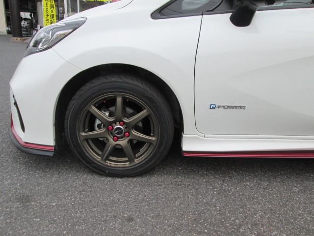 ノートニスモ サスペンション交換1 日産 ノートnismo その他 パーツ取付 サスペンション取付 サービス事例 タイヤ館 杉戸 タイヤからはじまる トータルカーメンテナンス タイヤ館グループ